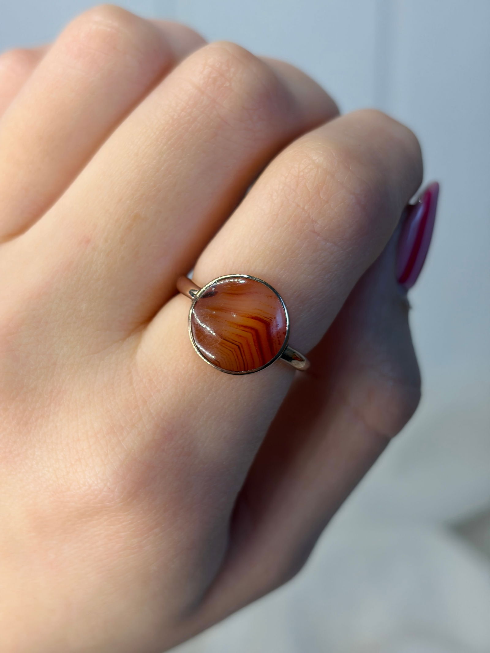 ANTIQUE 9CT YELLOW GOLD BANDED AGATE ROUND RING - 8