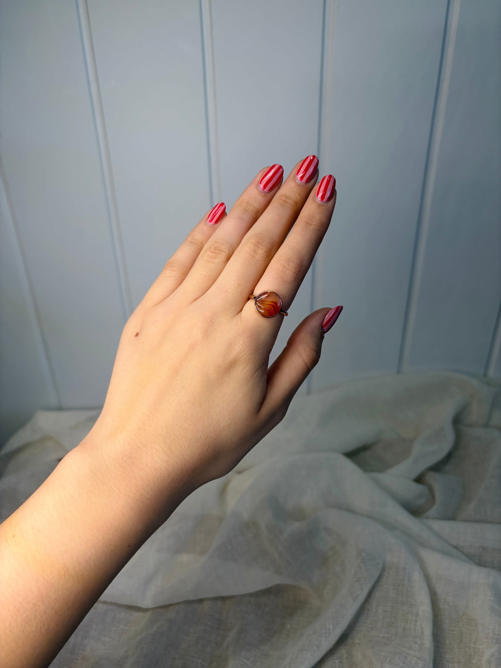 ANTIQUE 9CT YELLOW GOLD BANDED AGATE ROUND RING - 9