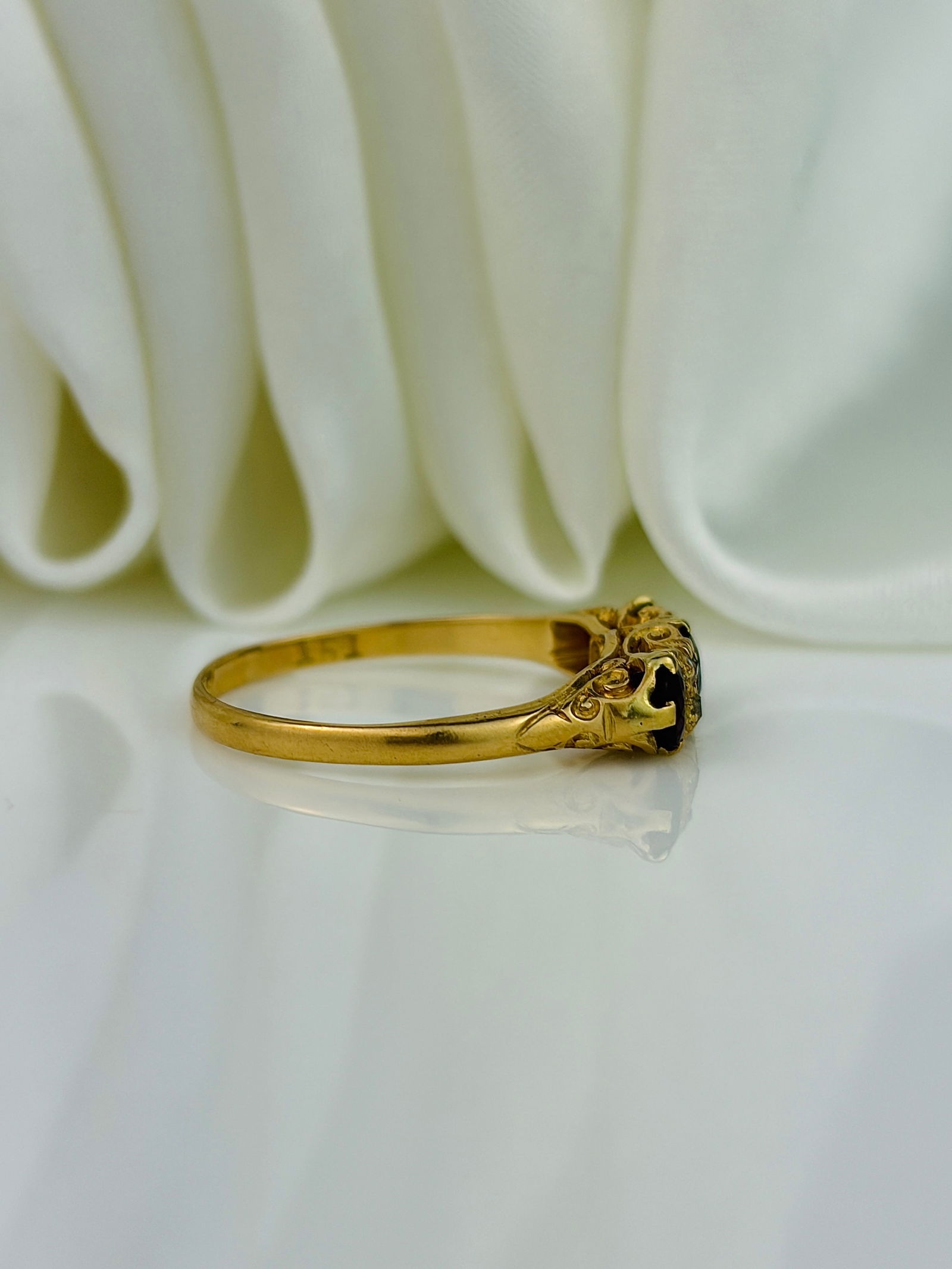 ANTIQUE 18CT YELLOW GOLD RUBY AND DIAMOND 5 STONE RING - 2