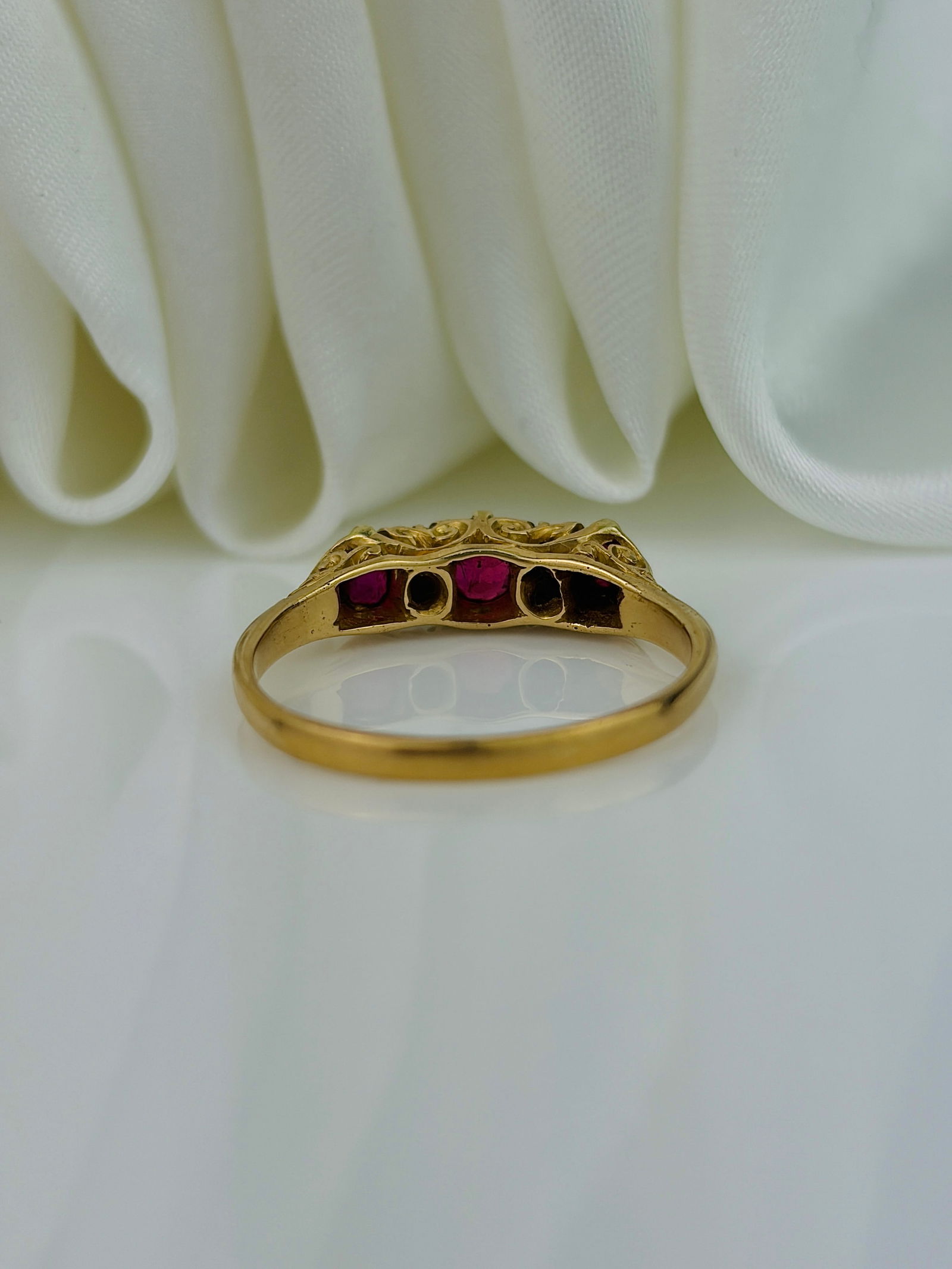 ANTIQUE 18CT YELLOW GOLD RUBY AND DIAMOND 5 STONE RING - 3