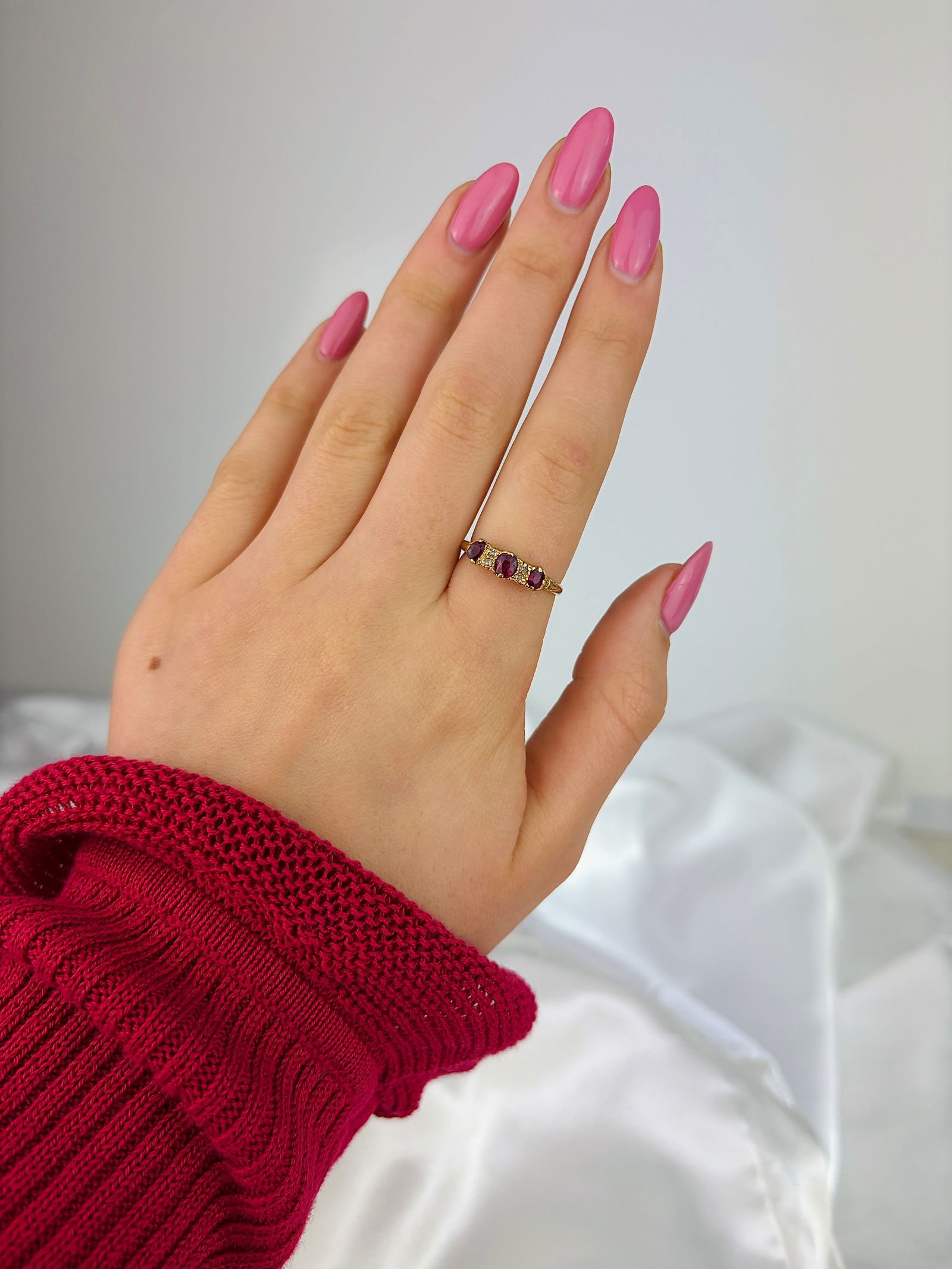 ANTIQUE 18CT YELLOW GOLD RUBY AND DIAMOND 5 STONE RING - 7