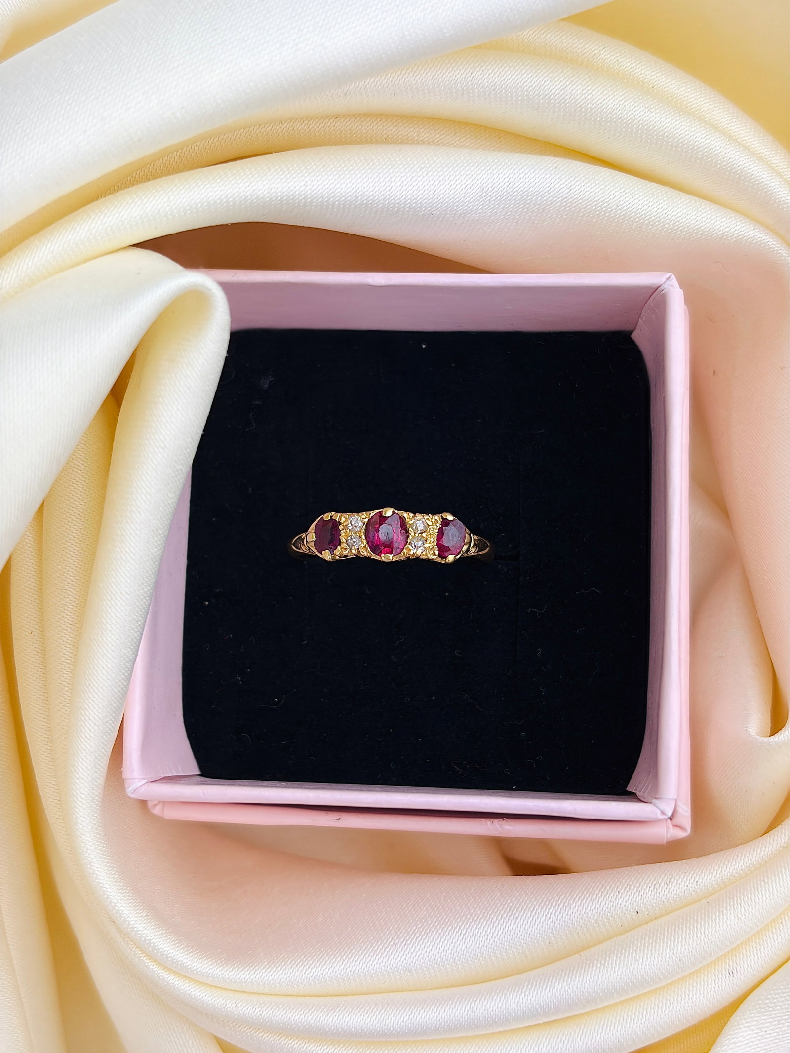 ANTIQUE 18CT YELLOW GOLD RUBY AND DIAMOND 5 STONE RING - 9