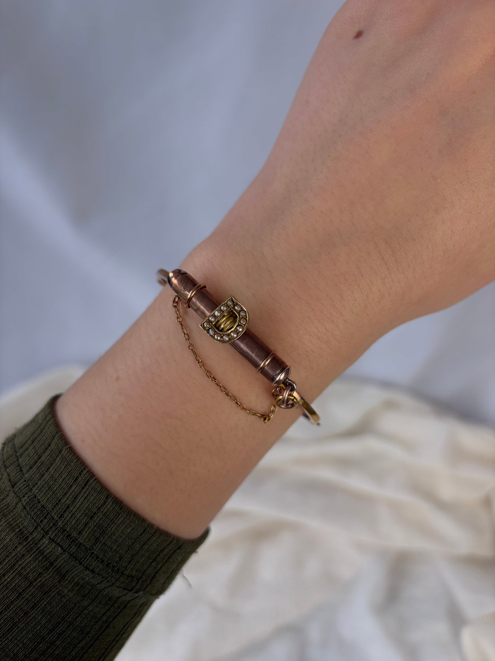 ANTIQUE GOLD PENCIL BANGLE BRACELET WITH PEARL INITIAL - 10