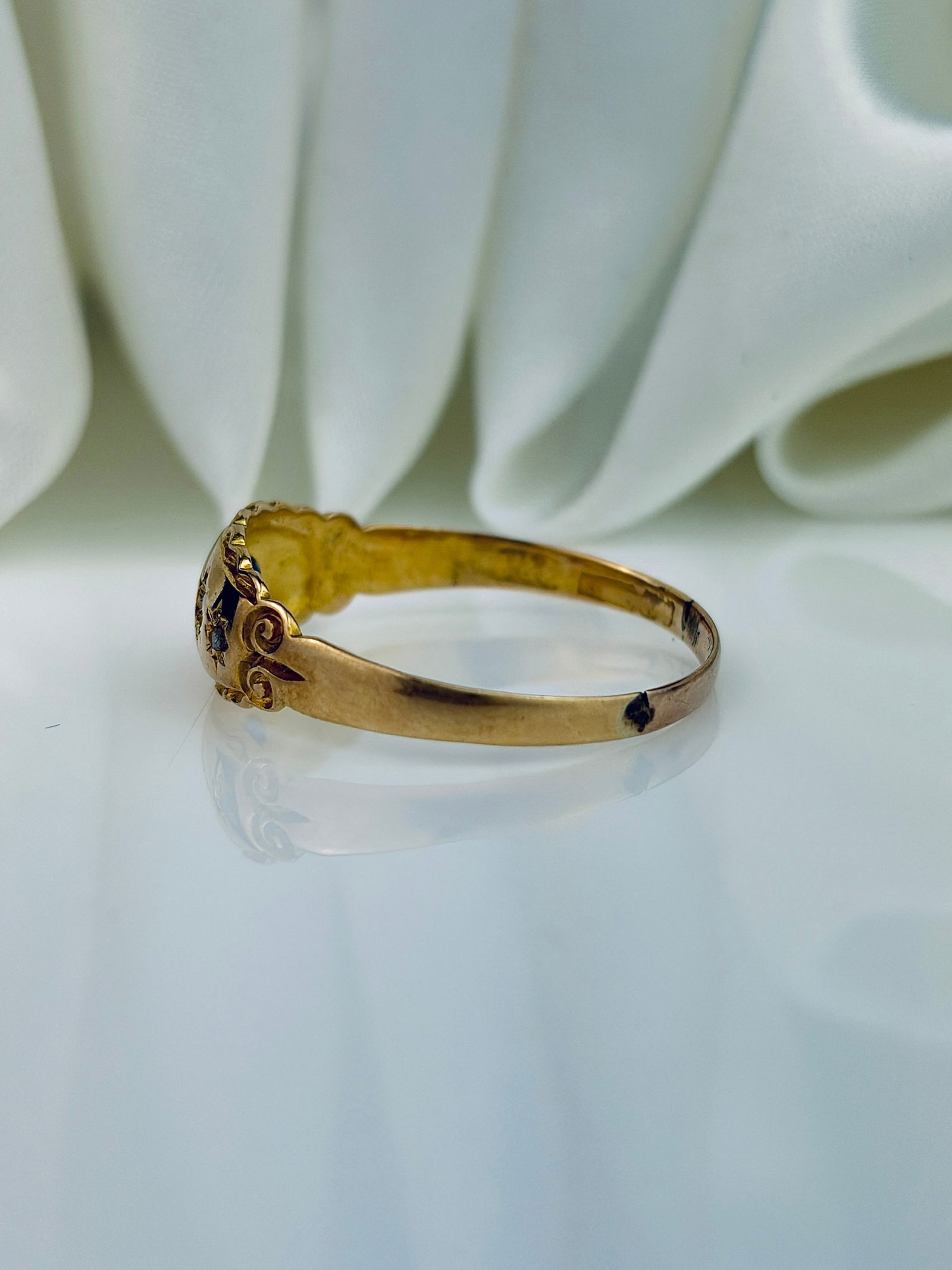 ANTIQUE 18CT YELLOW GOLD SAPPHIRE AND DIAMOND SCALLOP EDGE RING - 2