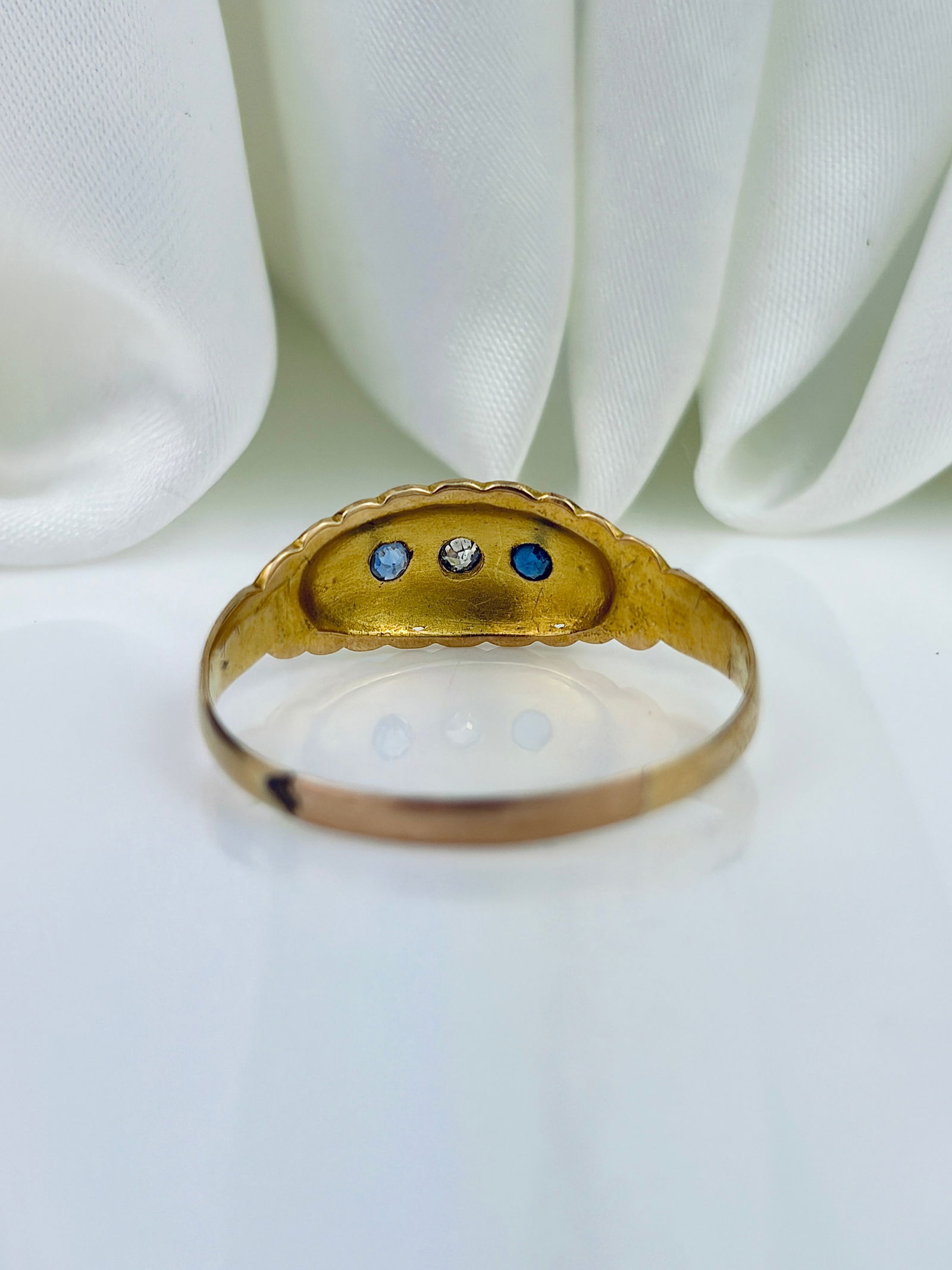 ANTIQUE 18CT YELLOW GOLD SAPPHIRE AND DIAMOND SCALLOP EDGE RING - 3