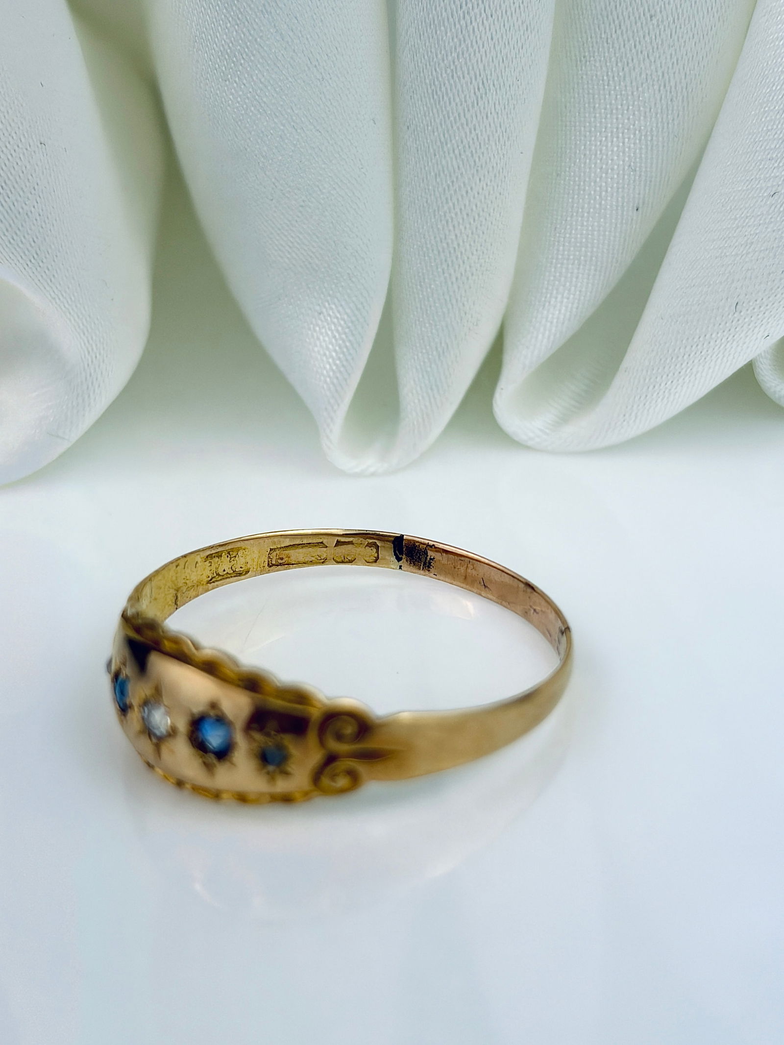 ANTIQUE 18CT YELLOW GOLD SAPPHIRE AND DIAMOND SCALLOP EDGE RING - 4