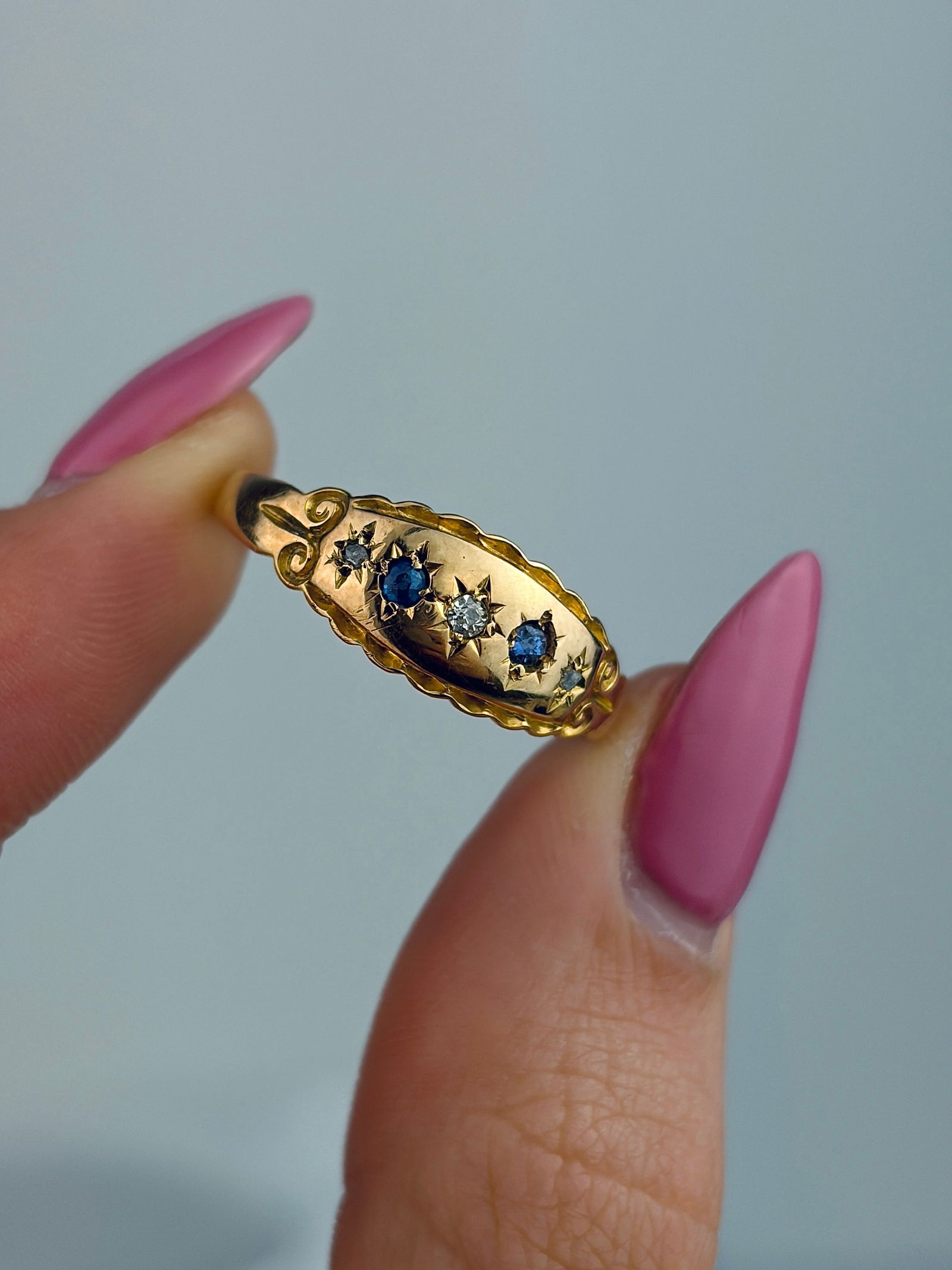 ANTIQUE 18CT YELLOW GOLD SAPPHIRE AND DIAMOND SCALLOP EDGE RING - 5