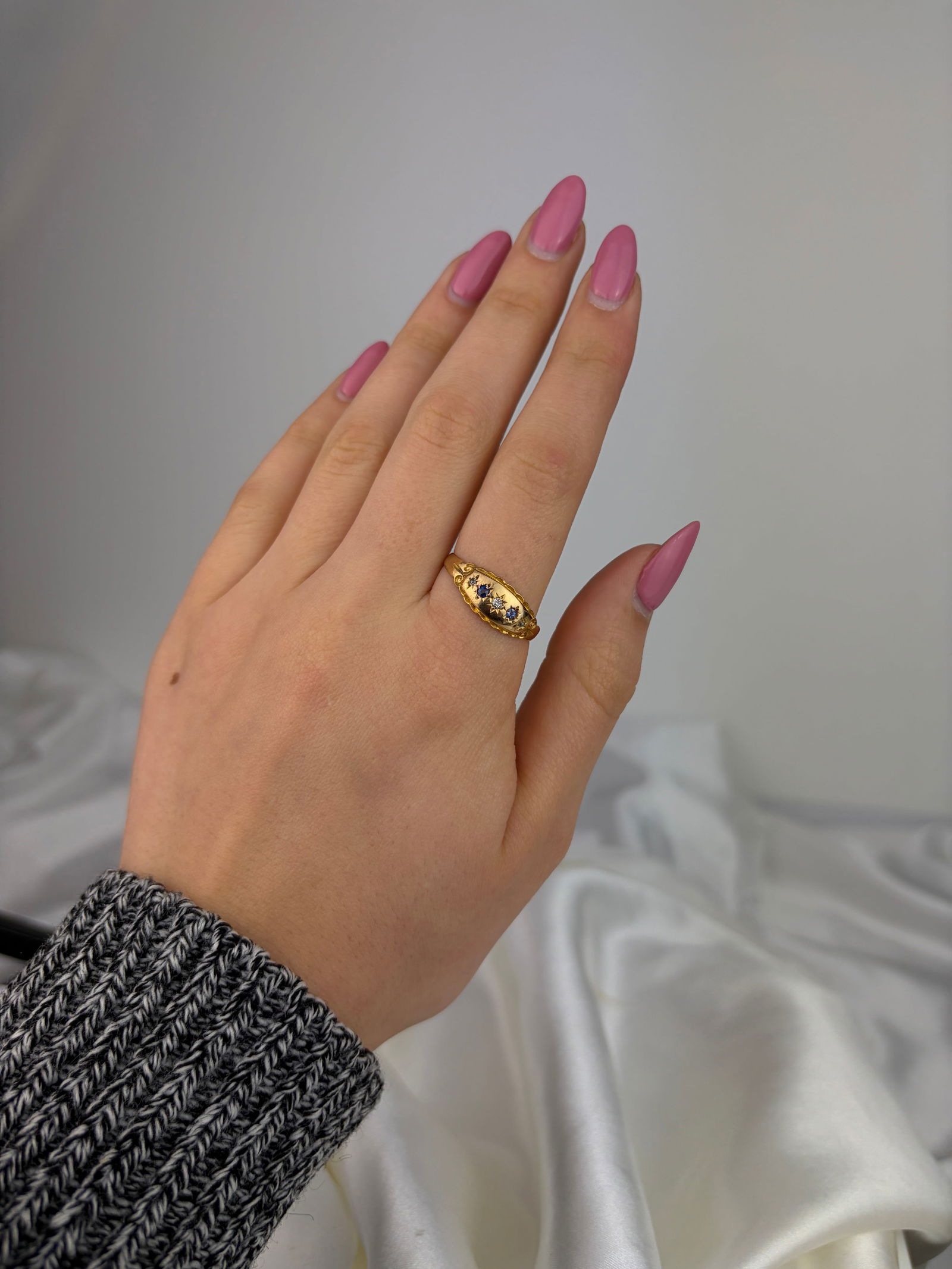 ANTIQUE 18CT YELLOW GOLD SAPPHIRE AND DIAMOND SCALLOP EDGE RING - 7