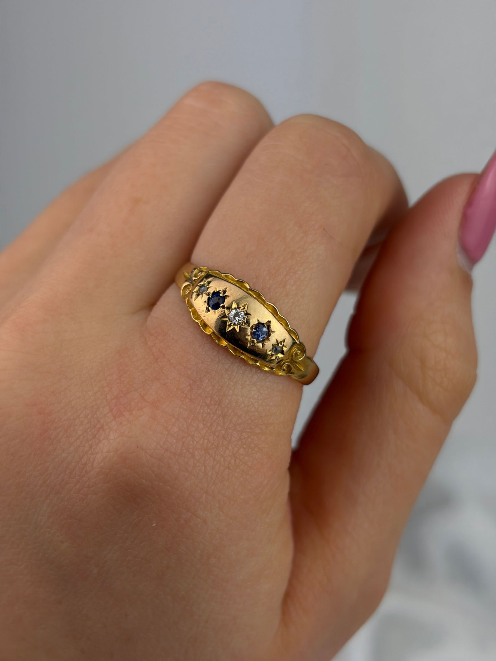 ANTIQUE 18CT YELLOW GOLD SAPPHIRE AND DIAMOND SCALLOP EDGE RING - 8