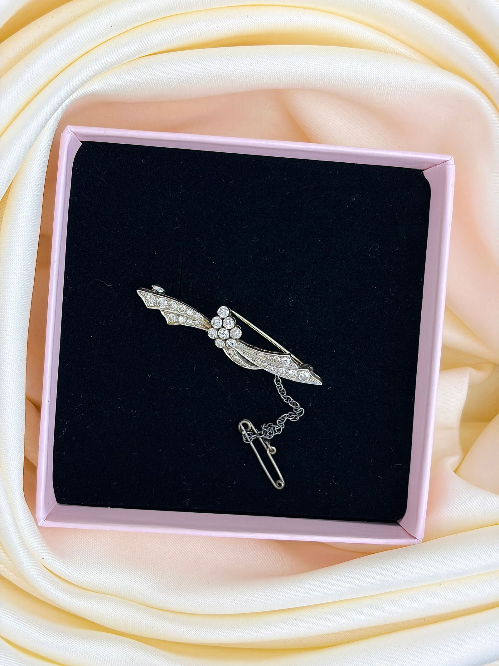 ANTIQUE DIAMOND BAR BROOCH IN WHITE GOLD - 6