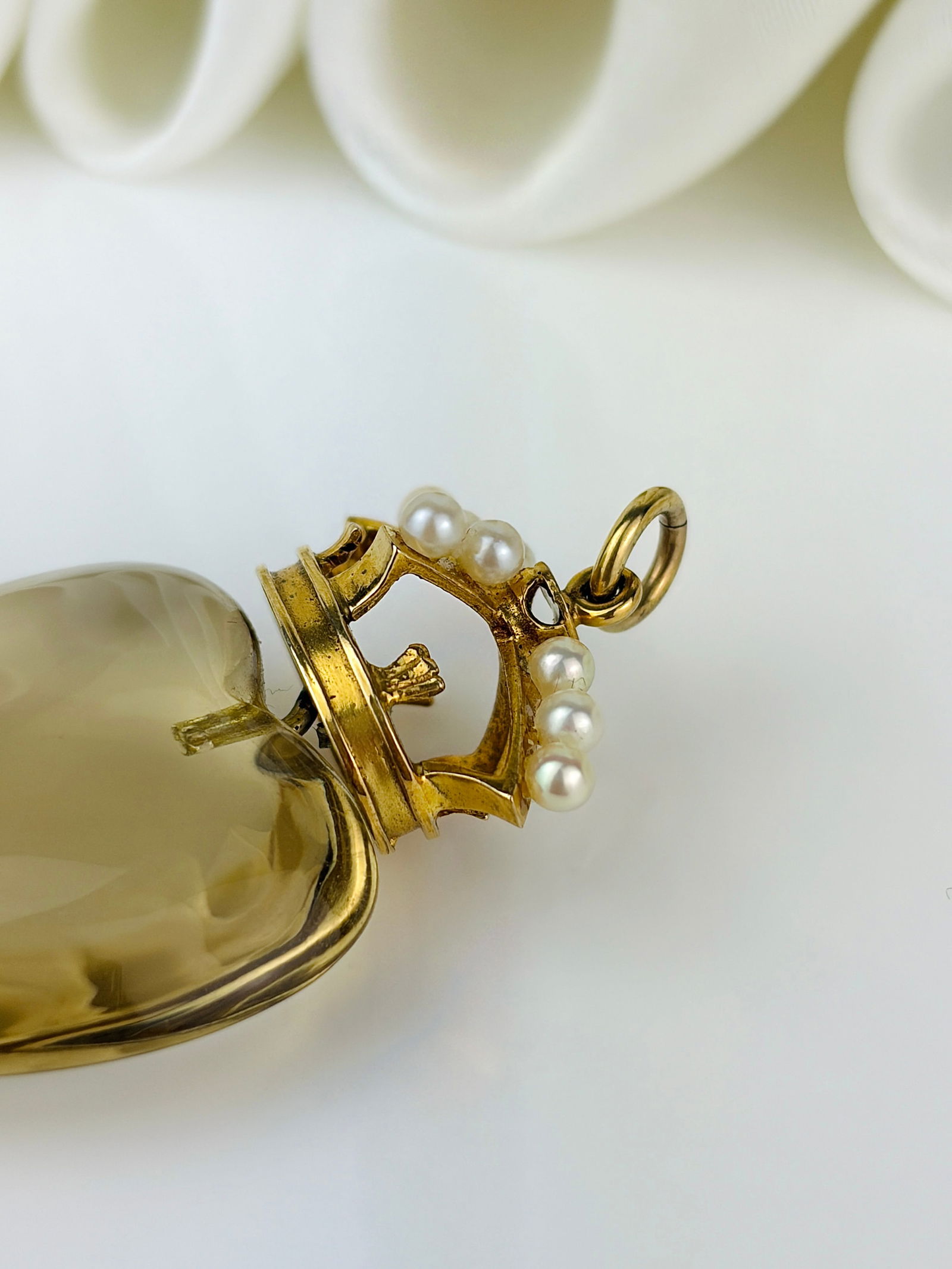 ANTIQUE GOLD CARVED CITRINE AND PEARL CROWNED HEART PENDANT - 4