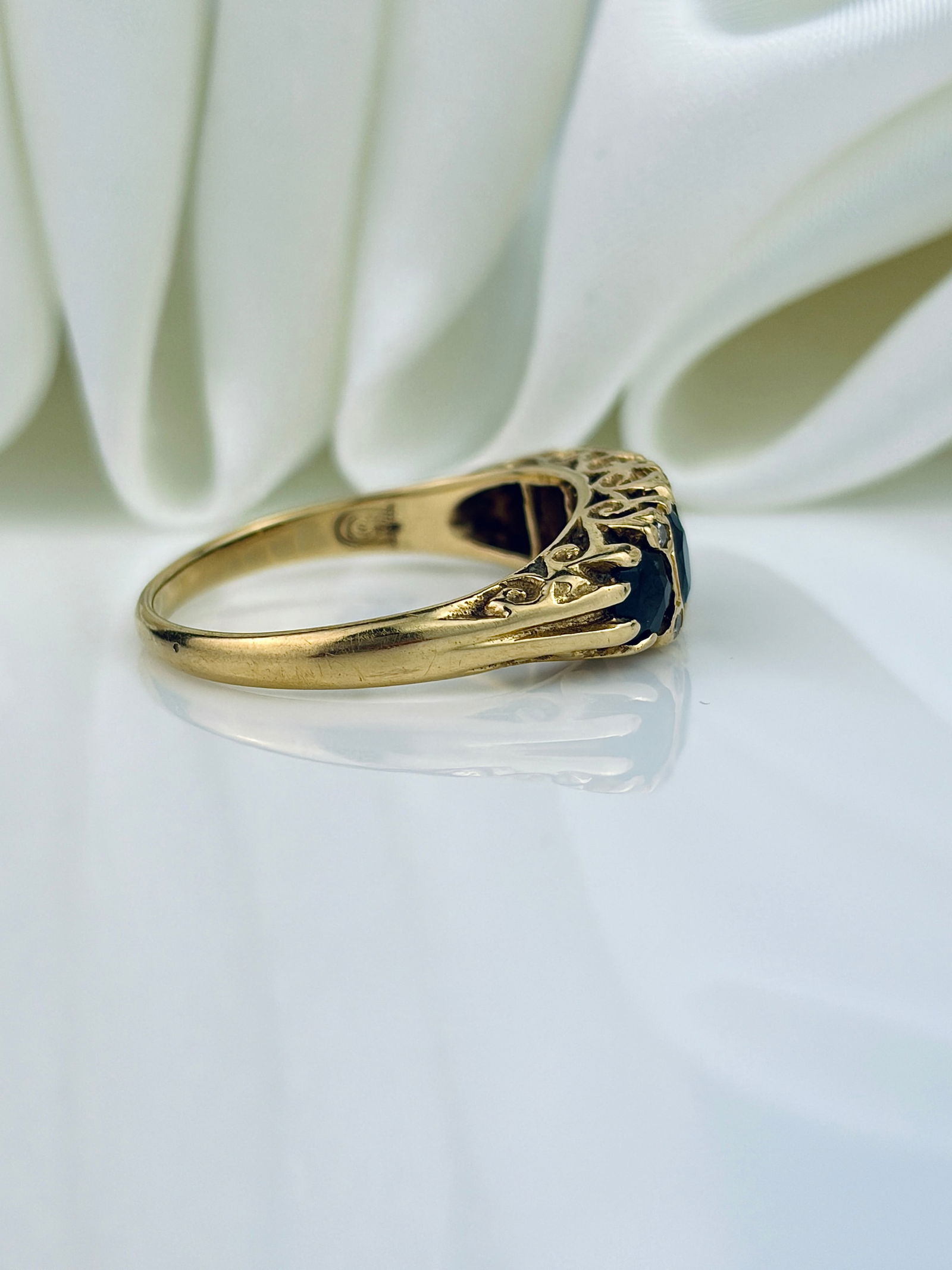 ANTIQUE 18CT YELLOW GOLD SAPPHIRE 5 STONE RING WITH DIAMOND POINTS - 2