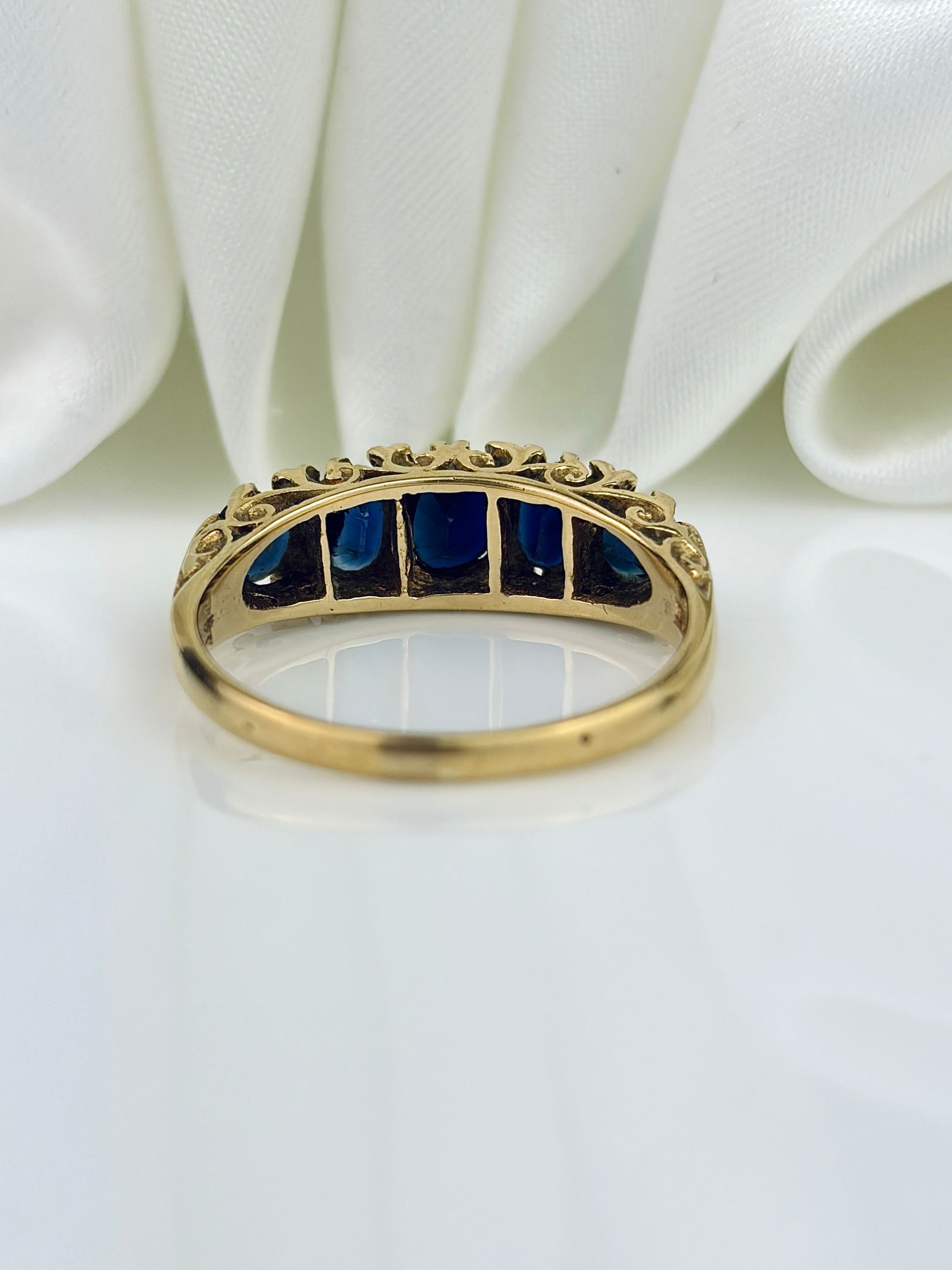 ANTIQUE 18CT YELLOW GOLD SAPPHIRE 5 STONE RING WITH DIAMOND POINTS - 3