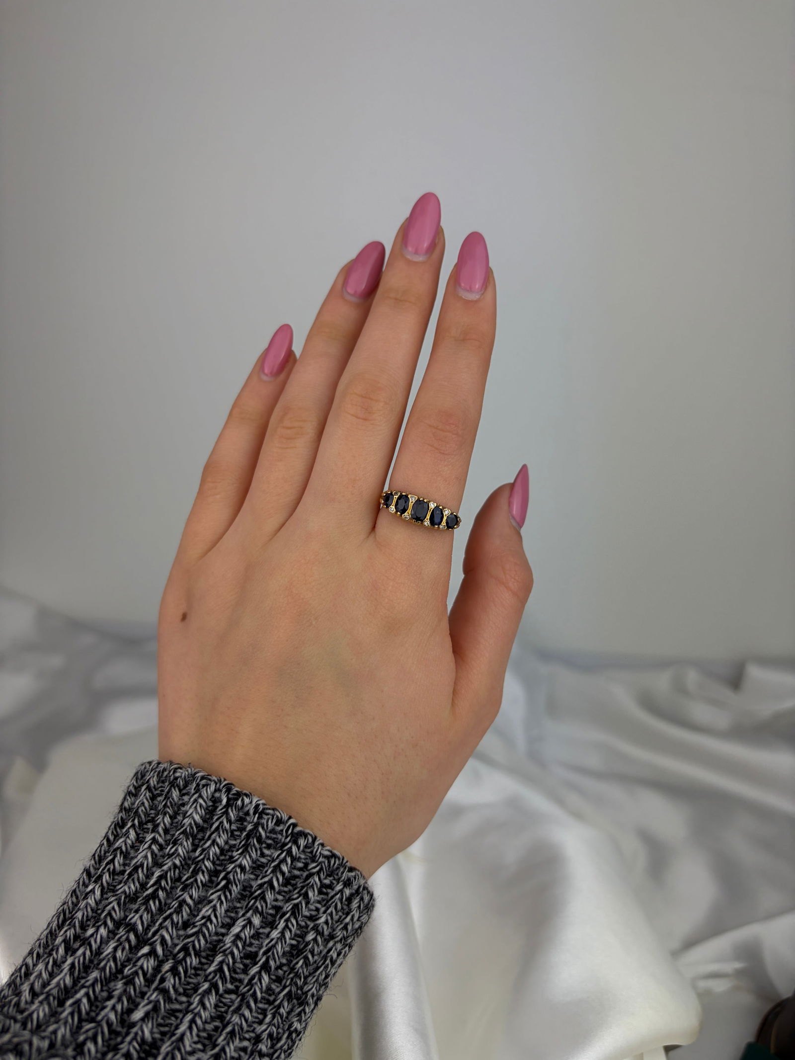 ANTIQUE 18CT YELLOW GOLD SAPPHIRE 5 STONE RING WITH DIAMOND POINTS - 7