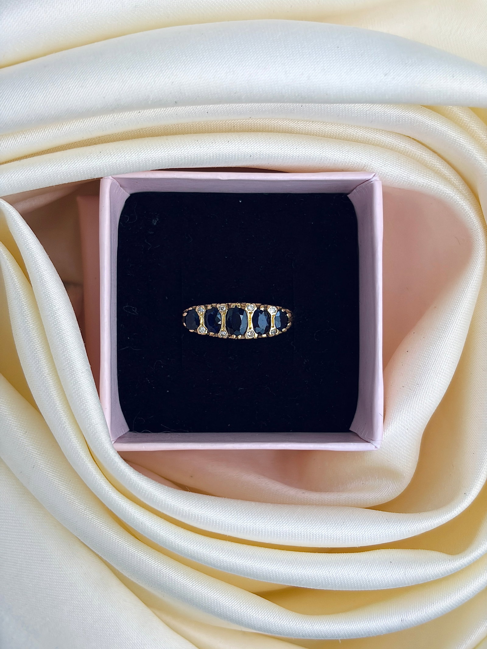 ANTIQUE 18CT YELLOW GOLD SAPPHIRE 5 STONE RING WITH DIAMOND POINTS - 9