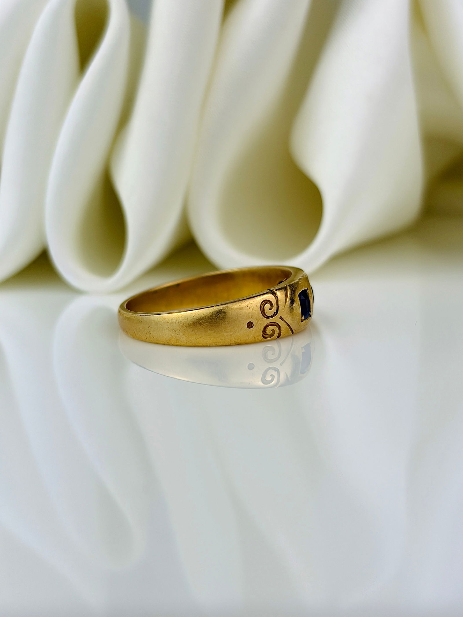 antique chunky sapphire 3 stone ring in 18ct yellow gold - 2