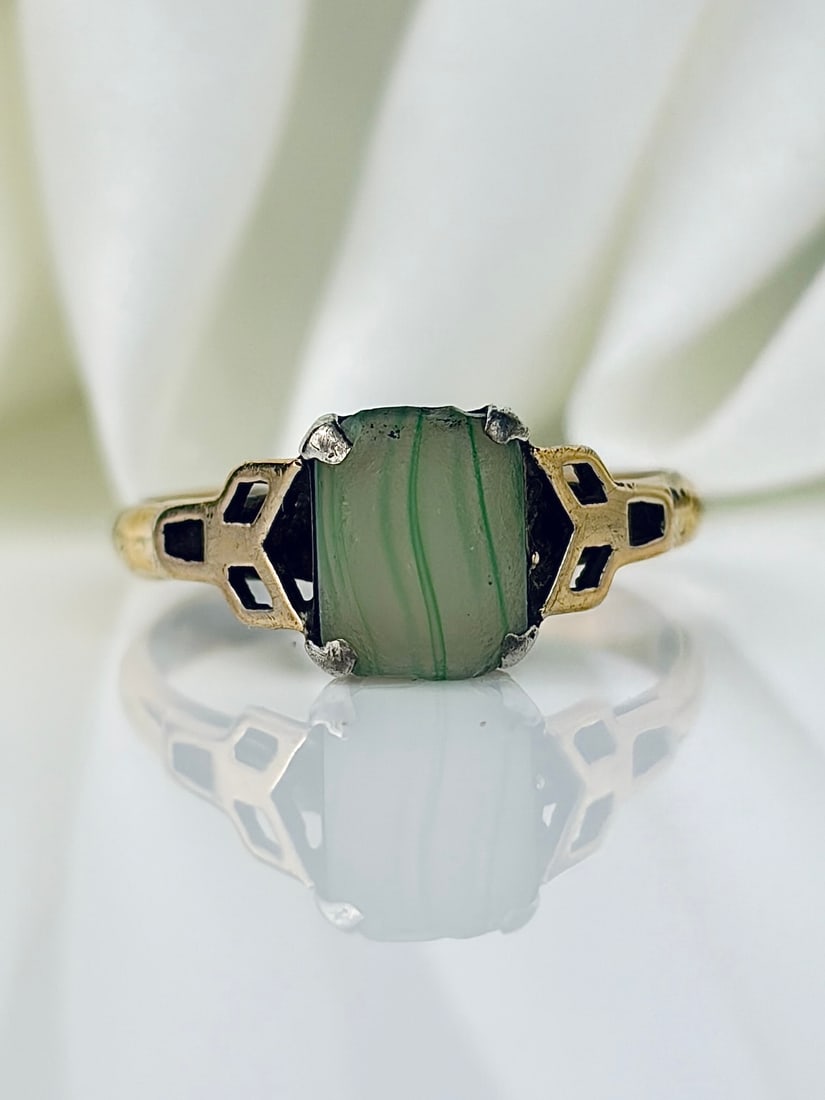 9CT GOLD AND SILVER SET GREEN STONE RING: 9CT GOLD AND SILVER SET GREEN STONE RING