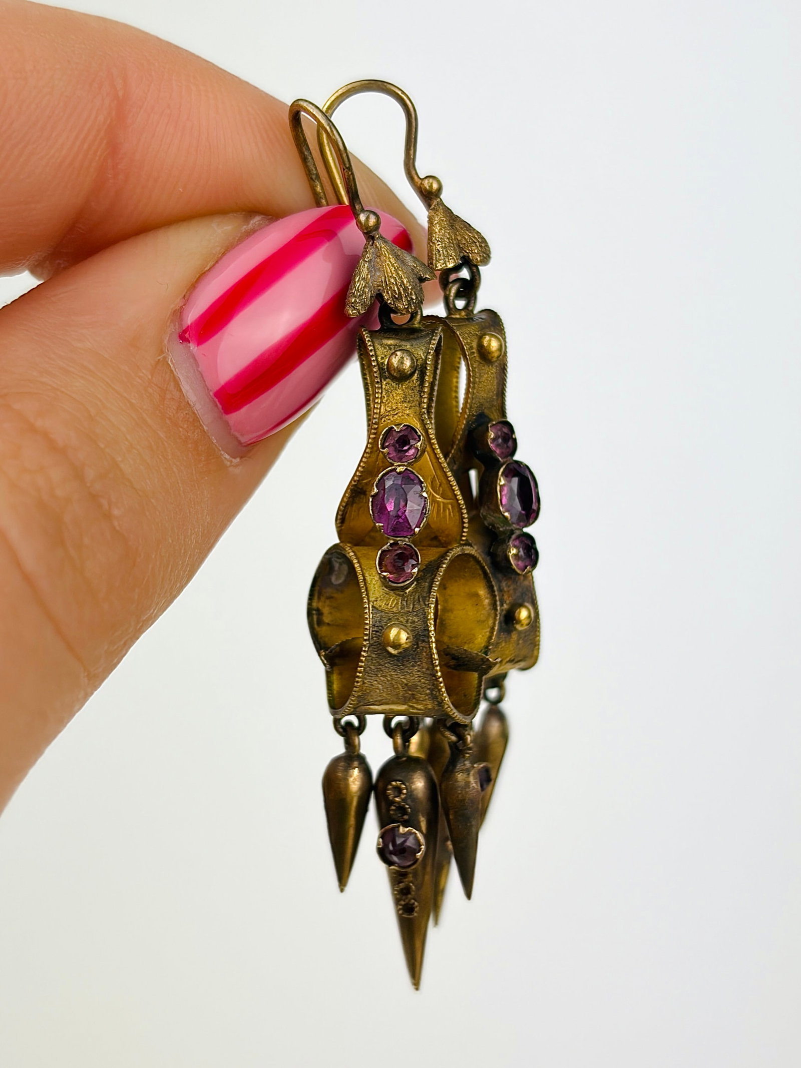 ANTIQUE 18CT YELLOW GOLD DROP EARRINGS: ANTIQUE 18CT YELLOW GOLD DROP EARRINGS Weight: 3.10g Size: Drop 53mm, width 11mm Materials: 18ct yellow gold Hallmarks: None present Condition: The overall condition is very