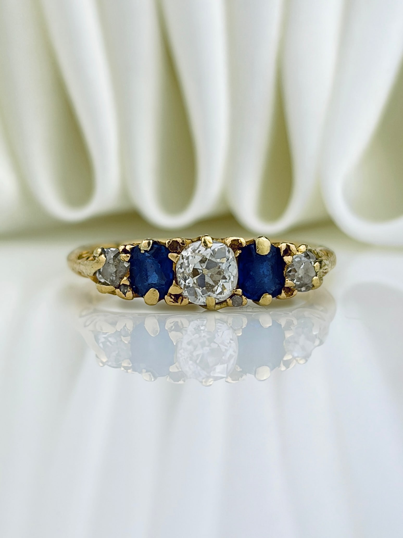 CHUNKY ANTIQUE 18CT YELLOW GOLD SAPPHIRE AND DIAMOND 5 STONE RING: CHUNKY ANTIQUE 18CT YELLOW GOLD SAPPHIRE AND DIAMOND 5 STONE RING Amazing bright blue sapphire stones separating three beautiful diamonds!