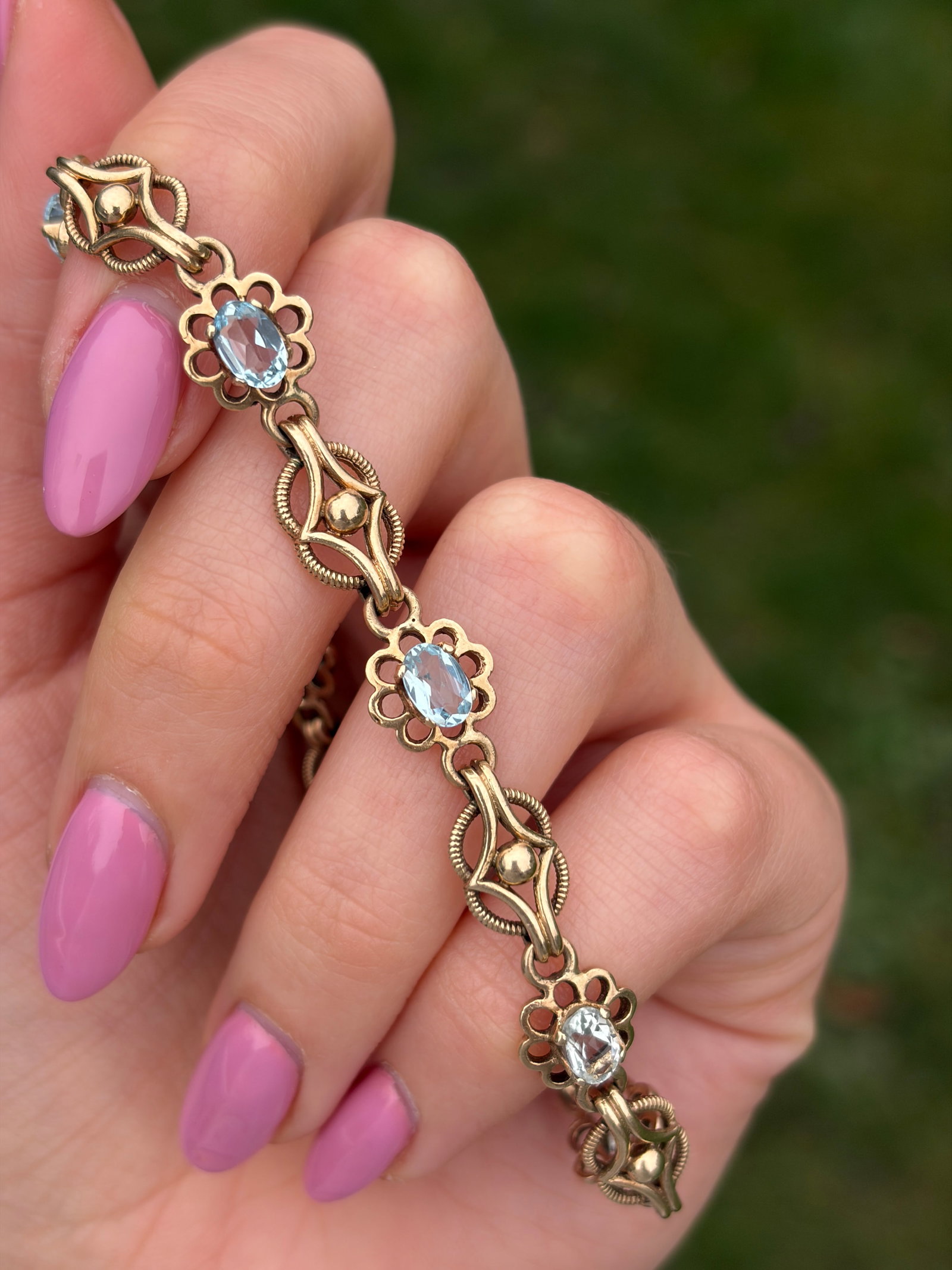 WONDERFUL 9CT GOLD AQUAMARINE BRACELET - 10