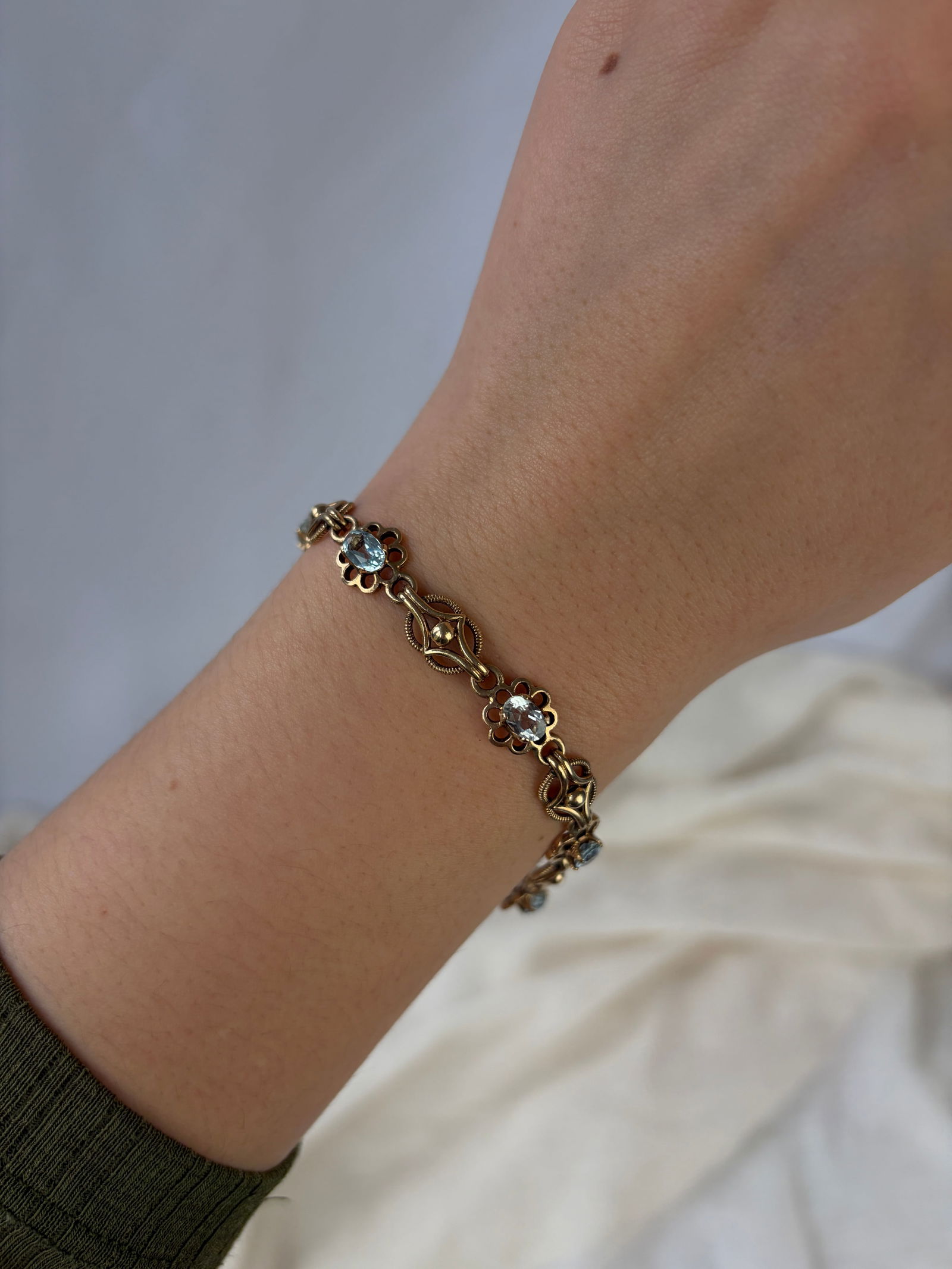 WONDERFUL 9CT GOLD AQUAMARINE BRACELET - 8