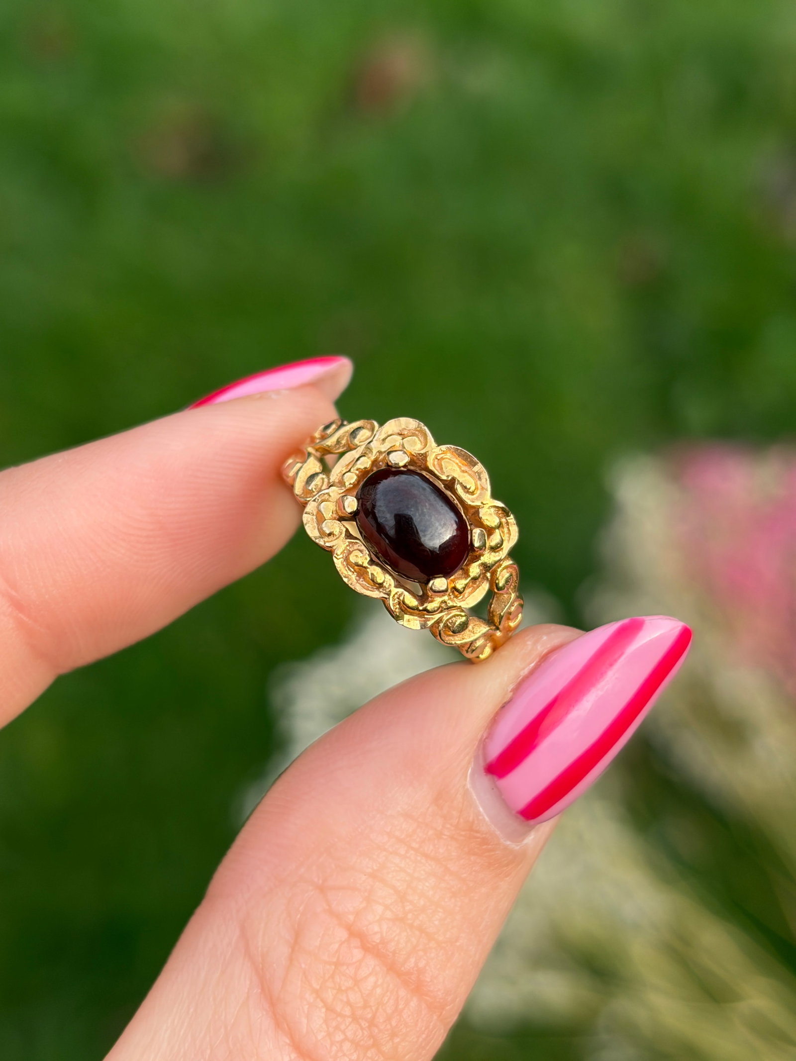 heavy 9ct yellow gold cabochon garnet ornate ring - 10