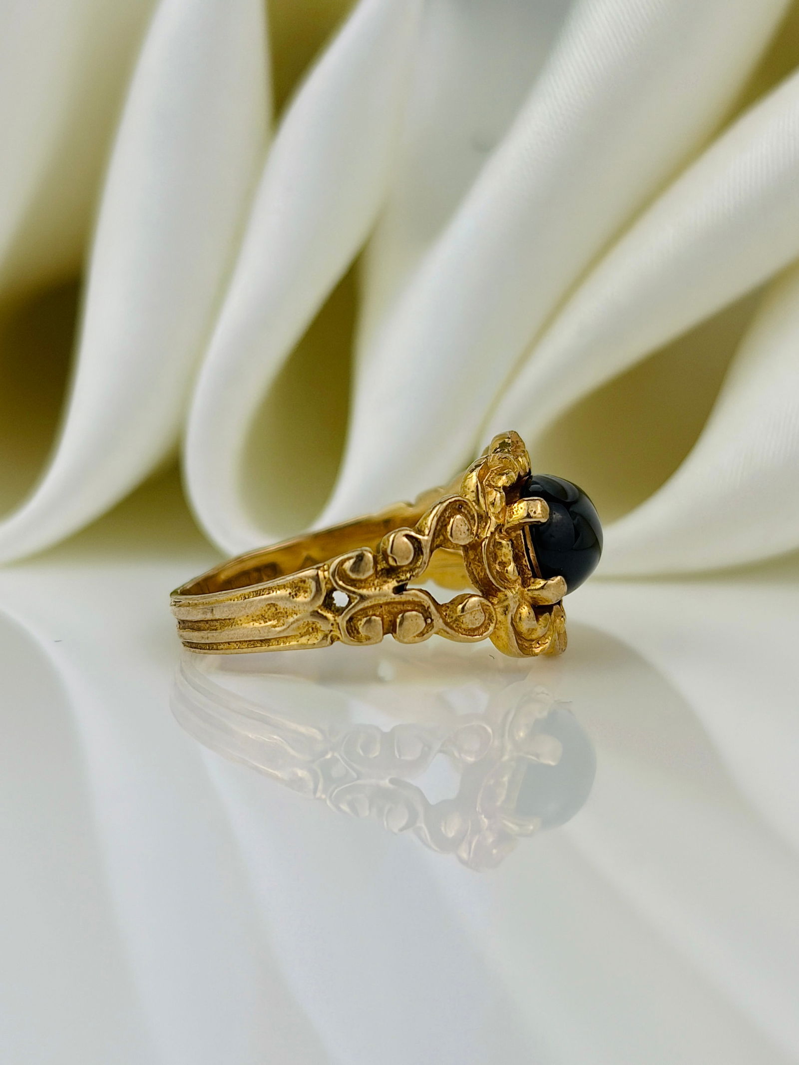 heavy 9ct yellow gold cabochon garnet ornate ring - 2