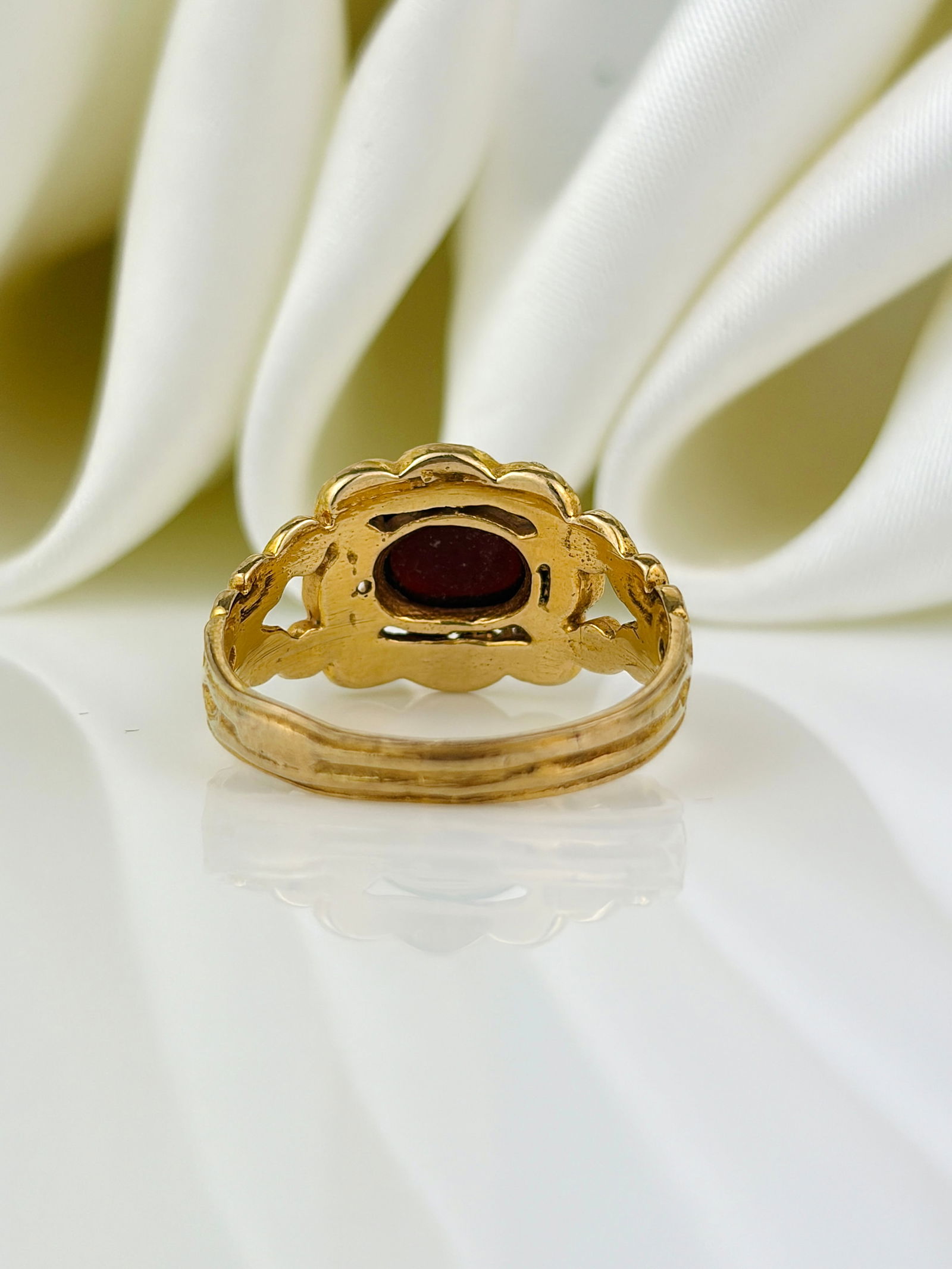 heavy 9ct yellow gold cabochon garnet ornate ring - 3