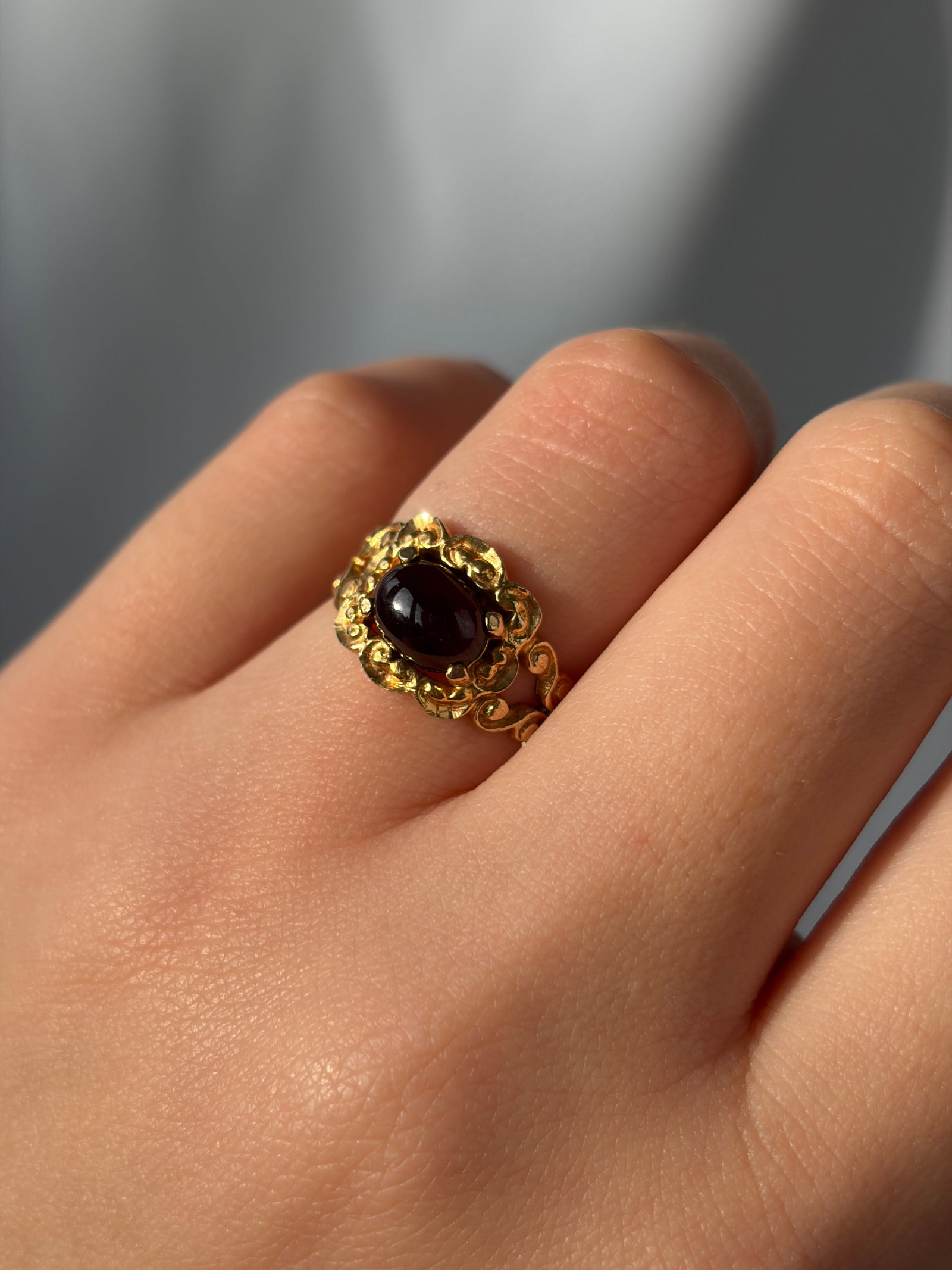 heavy 9ct yellow gold cabochon garnet ornate ring - 8
