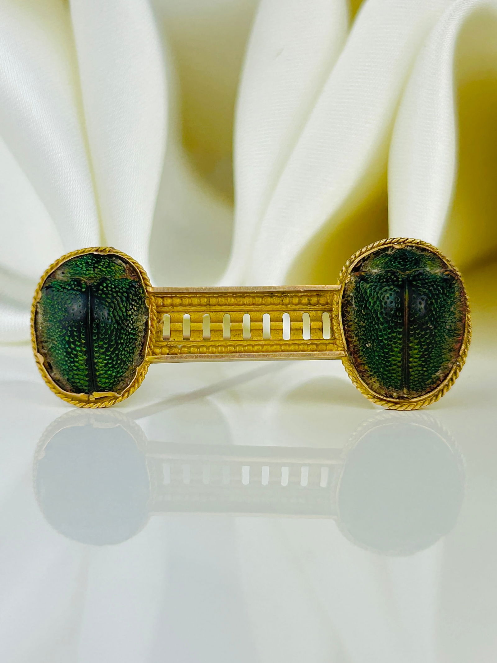 Antique Double Scarab Brooch: Antique Double Scarab Brooch Weight: 3.64g Size: 15x40mm Condition: The overall condition is very good Office Use: UZZ The item will be sent in a gift box. 