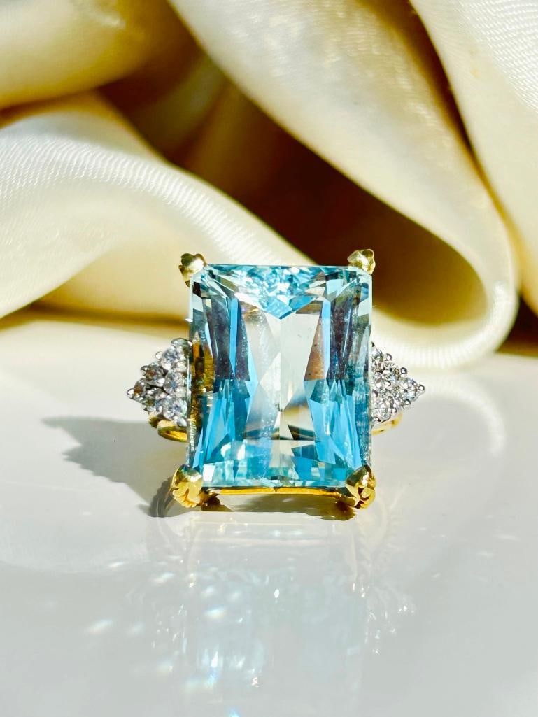 Huge Approx 20ct Aquamarine and Diamond Ring in 18ct Yellow Gold: Huge Approx 20ct Aquamarine and Diamond Ring in 18ct Yellow Gold the most exceptional ring measurements size UK J1/2 head of ring 23mm x 20mm weight 9.79g stamped 18k 