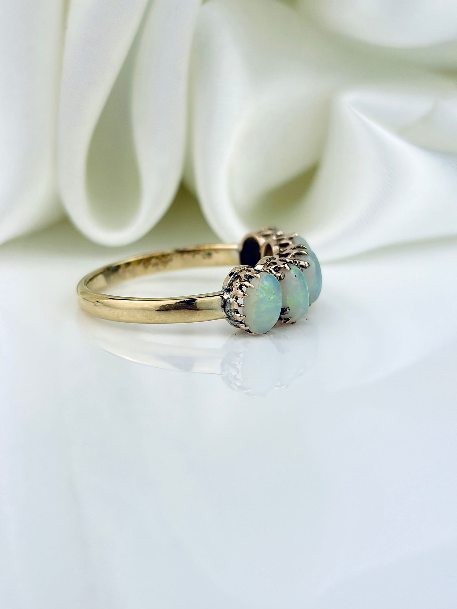 ANTIQUE 9CT YELLOW GOLD OPAL 5 STONE RING - 2