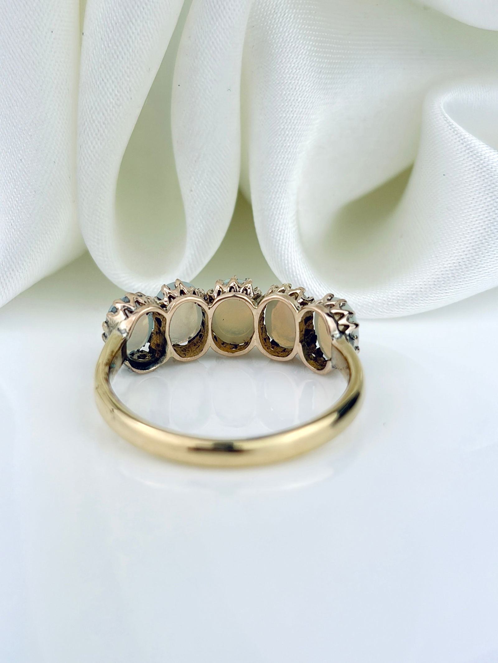 ANTIQUE 9CT YELLOW GOLD OPAL 5 STONE RING - 3