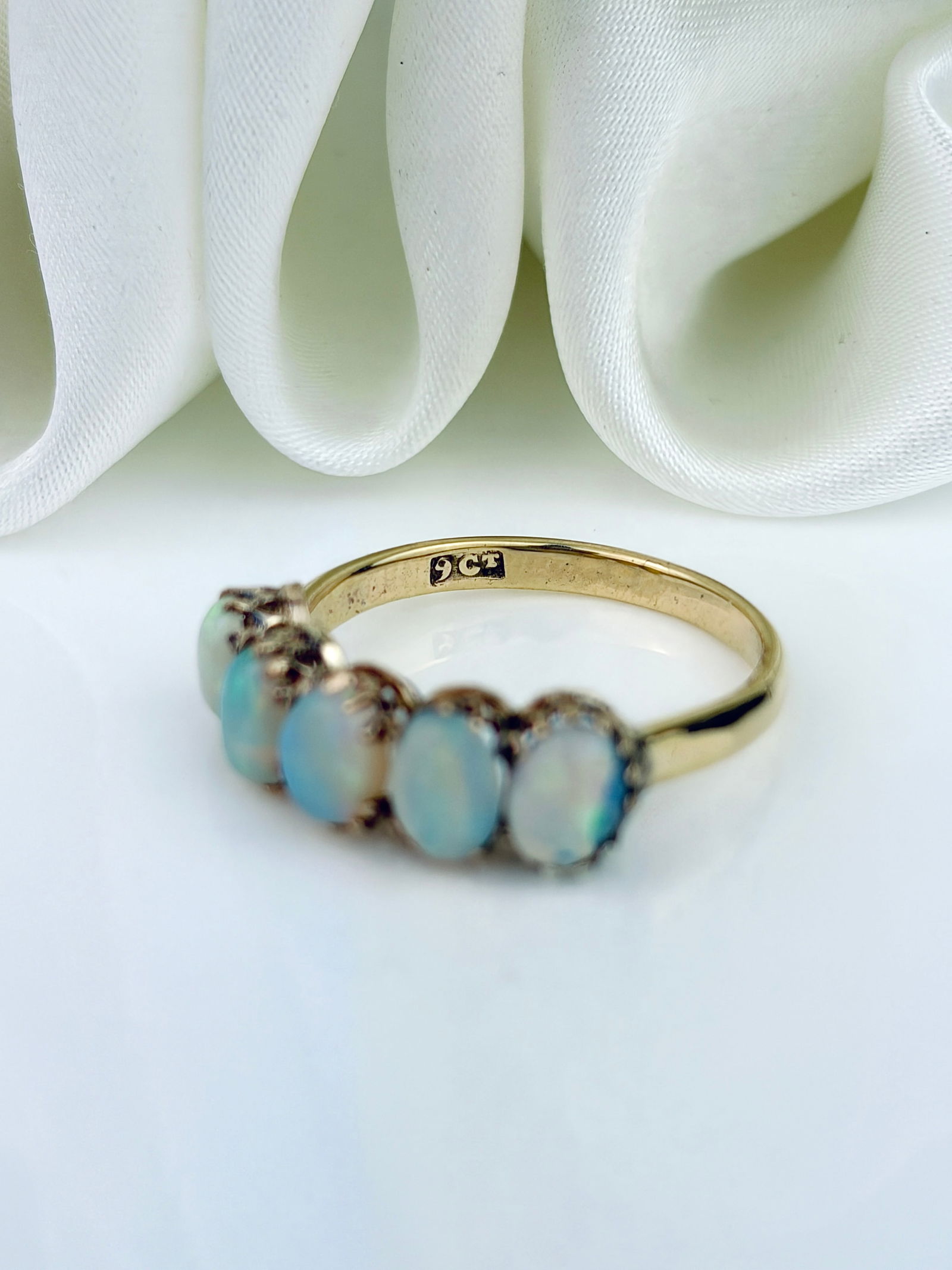 ANTIQUE 9CT YELLOW GOLD OPAL 5 STONE RING - 4