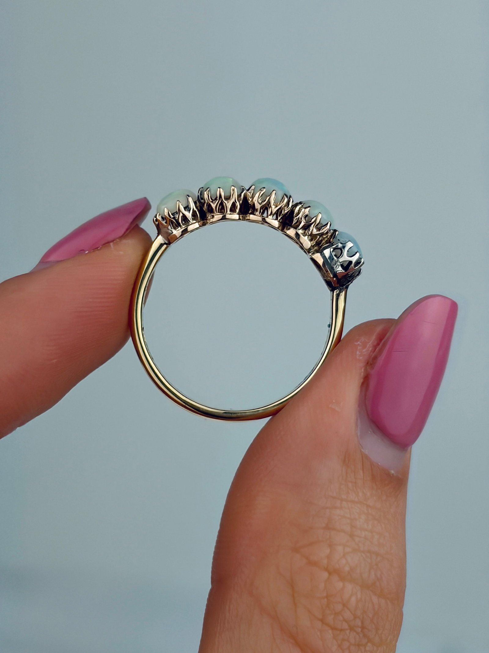 ANTIQUE 9CT YELLOW GOLD OPAL 5 STONE RING - 6