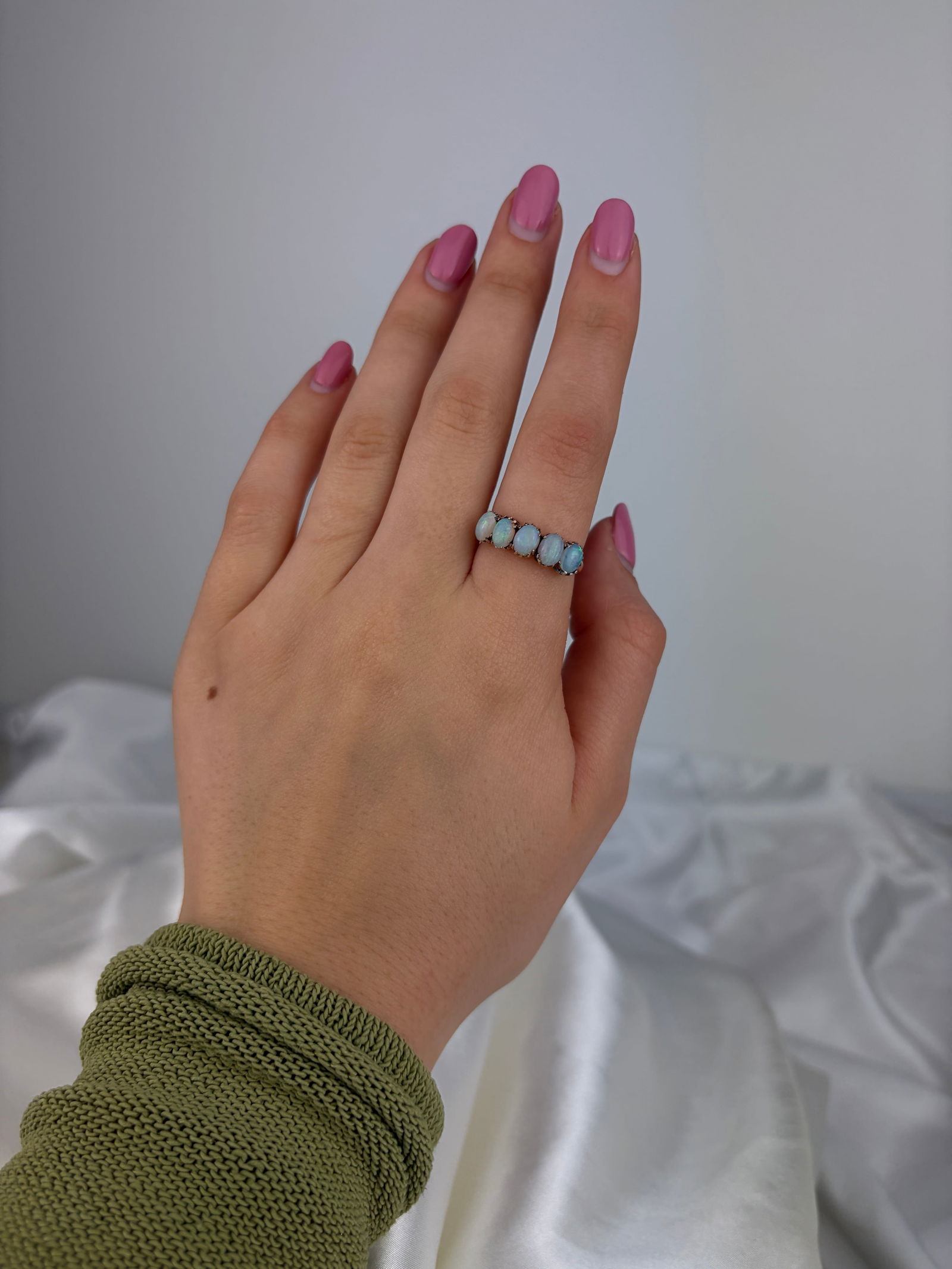 ANTIQUE 9CT YELLOW GOLD OPAL 5 STONE RING - 7