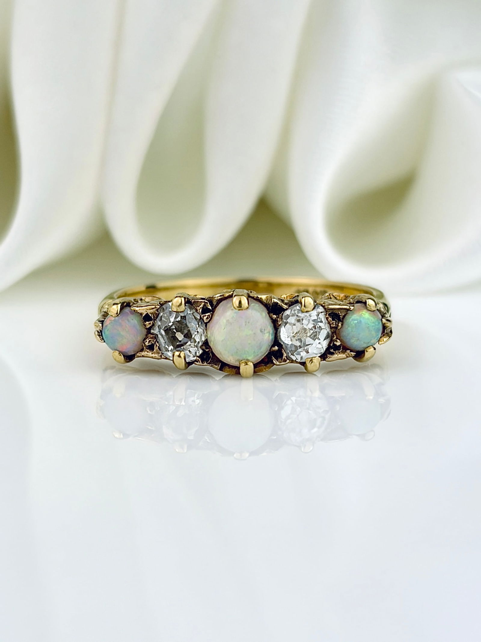 ANTIQUE 18CT YELLOW GOLD OPAL AND DIAMOND 5 STONE RING: ANTIQUE 18CT YELLOW GOLD OPAL AND DIAMOND 5 STONE RING Gorgeous candy opals with two diamonds set in 18ct gold 