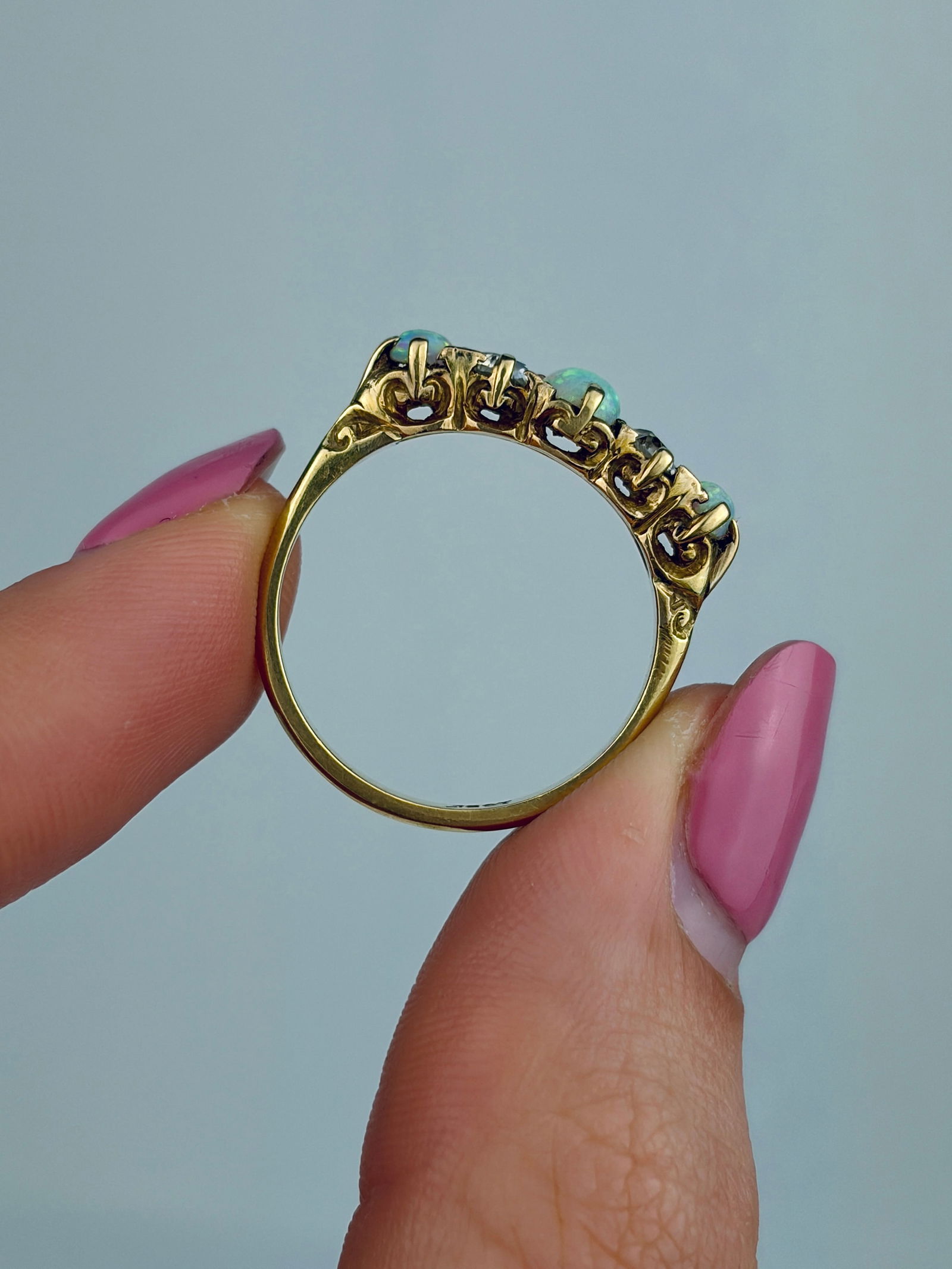 ANTIQUE 18CT YELLOW GOLD OPAL AND DIAMOND 5 STONE RING - 6