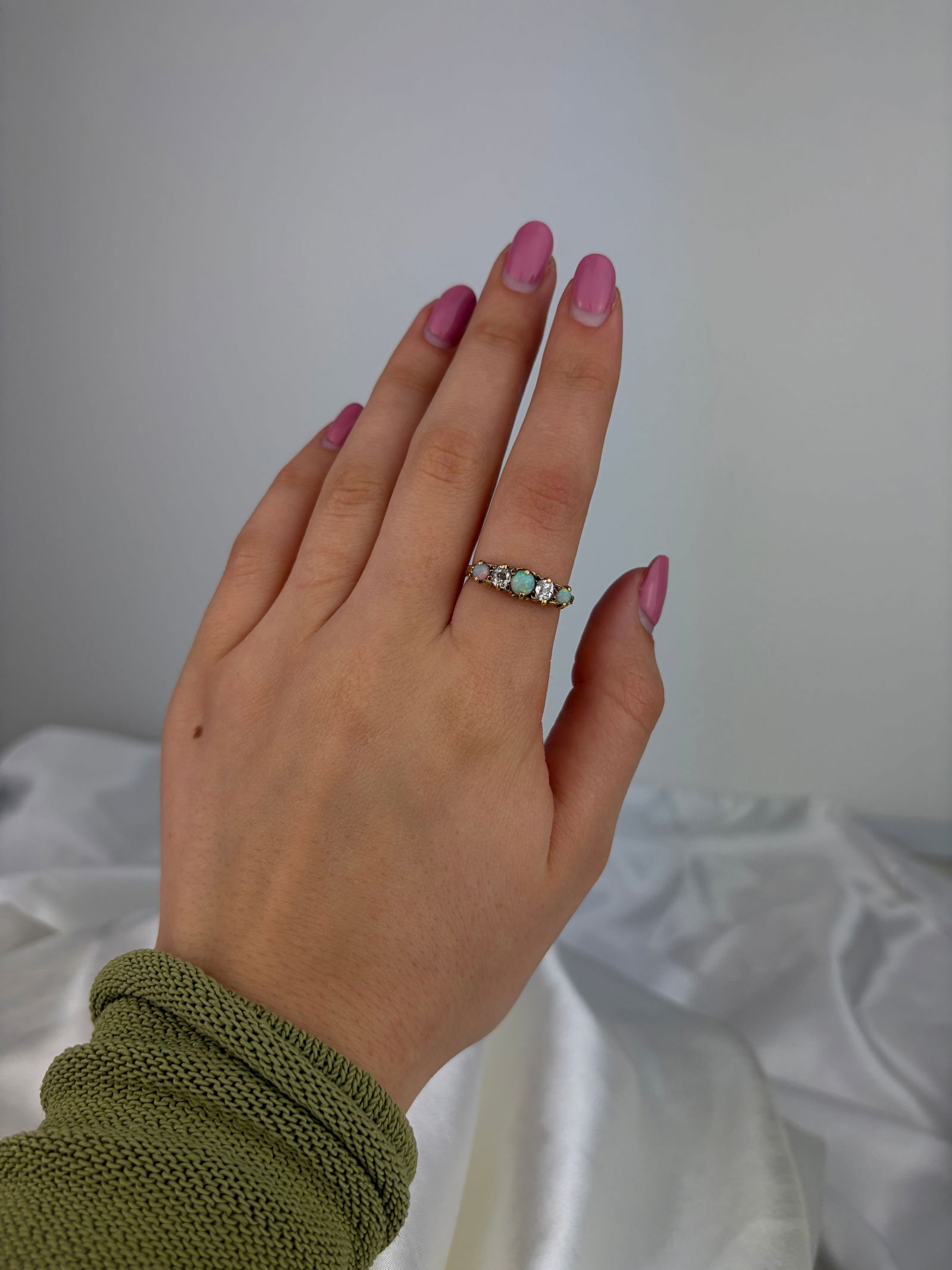 ANTIQUE 18CT YELLOW GOLD OPAL AND DIAMOND 5 STONE RING - 7