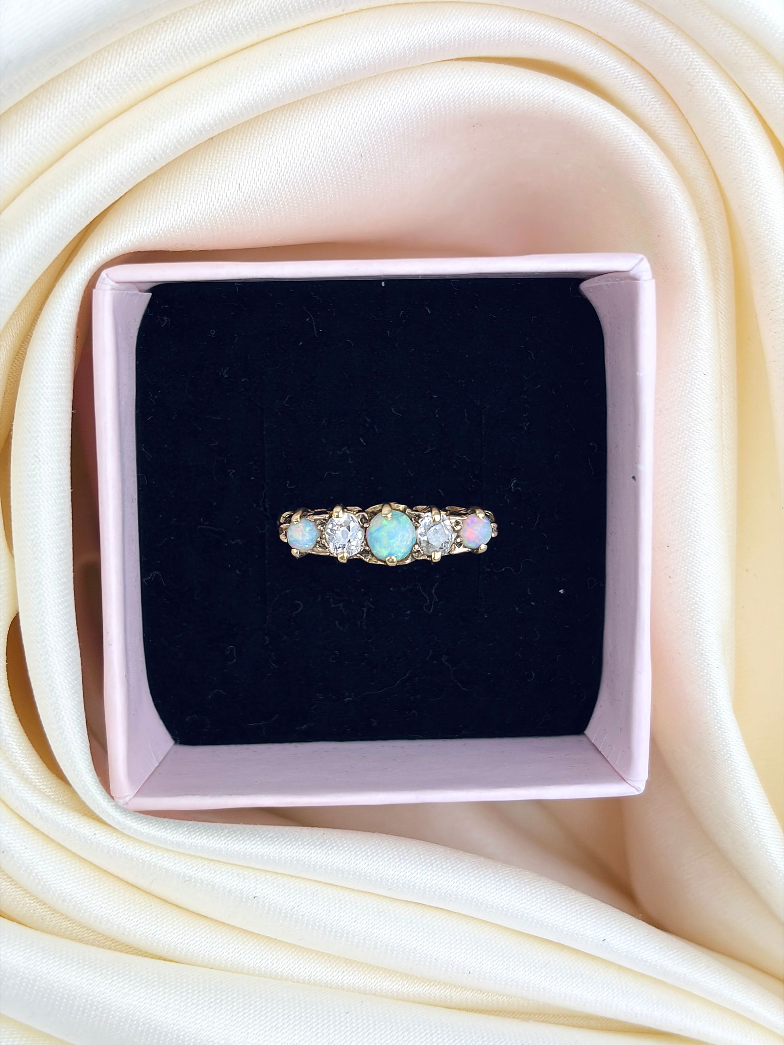 ANTIQUE 18CT YELLOW GOLD OPAL AND DIAMOND 5 STONE RING - 9