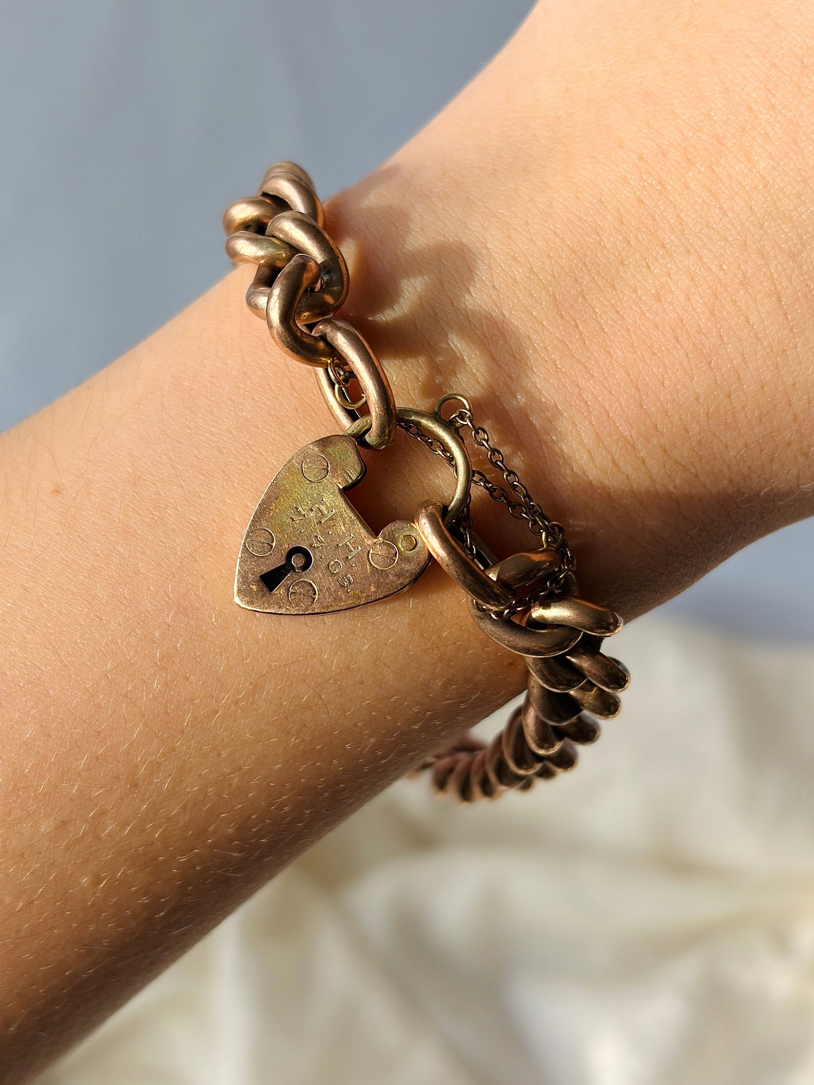 Heavy 9ct gold chunky curb bracelet with heart padlock - 7