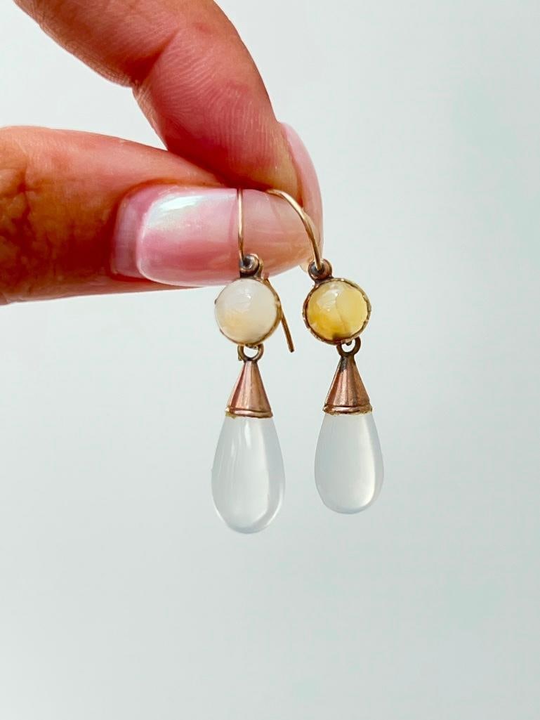 Antique gold moonstone drop earrings in a box: Antique gold moonstone drop earrings in a box Sweet drop dangle earrings measurements size 29mm x 8mm weight 3.22g materials gold and moonstone tsz 
