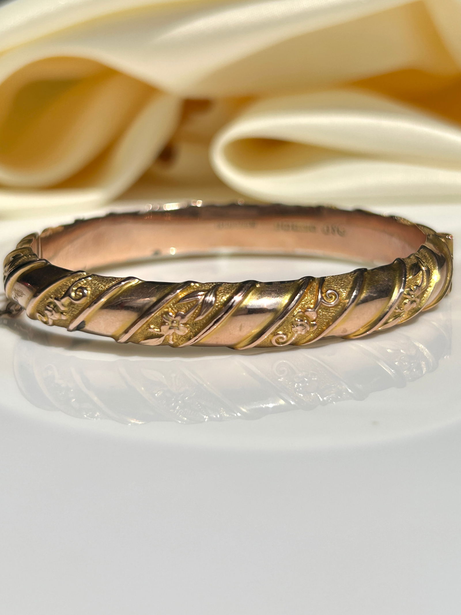 Vintage 9ct gold bangle / bracelet with safety chain: Vintage 9ct gold bangle / bracelet with safety chain Hallmarked for 9ct gold makers mark S&P weight 10.44 g measurement 6 x 5 cm office thz 