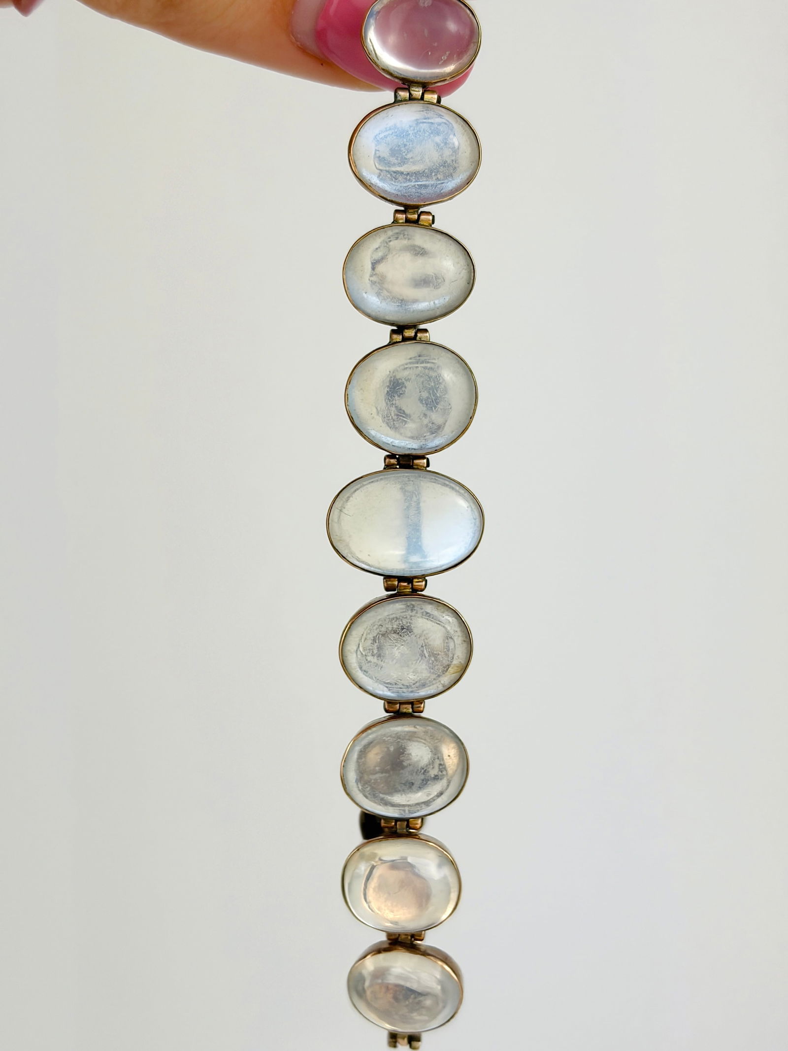 ANTIQUE GOLD CABOCHON MOONSTONE BRACELET: ANTIQUE GOLD CABOCHON MOONSTONE BRACELET Stunning blue hued moonstone bracelet!