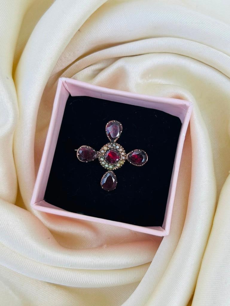 Antique Flat Cut Garnet and Pearl Gold Brooch - 4