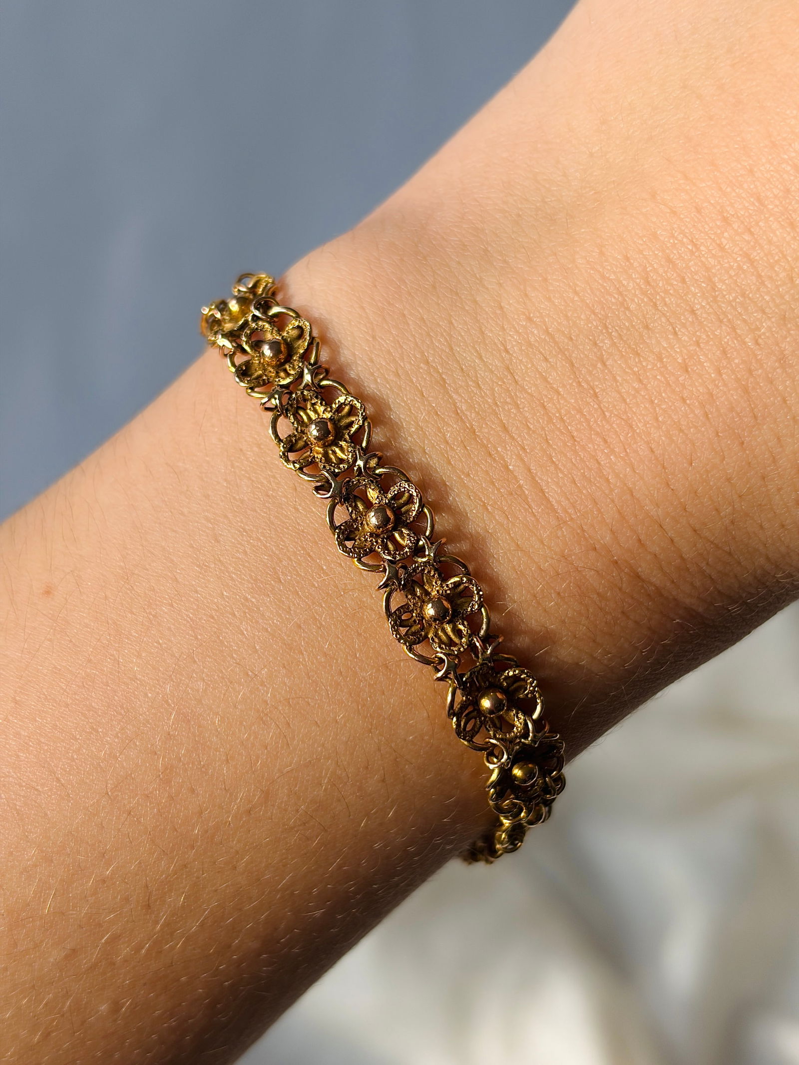 heavy 9ct gold flowers design bracelet - 7