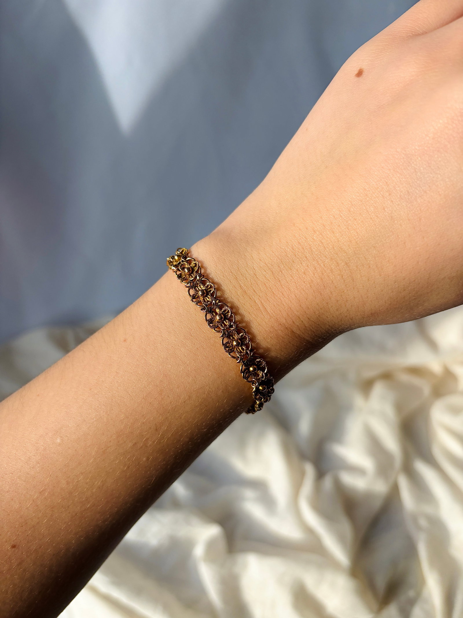 heavy 9ct gold flowers design bracelet - 9