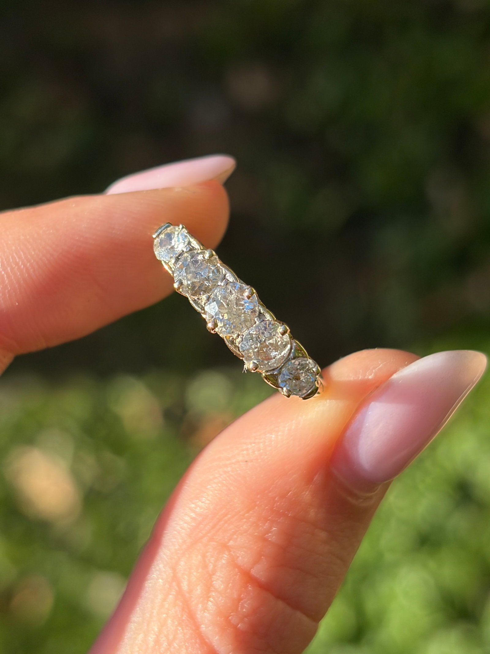 Chunky antique 18ct yellow gold 1.5ct diamond 5 stone ring with scroll gallery - 10