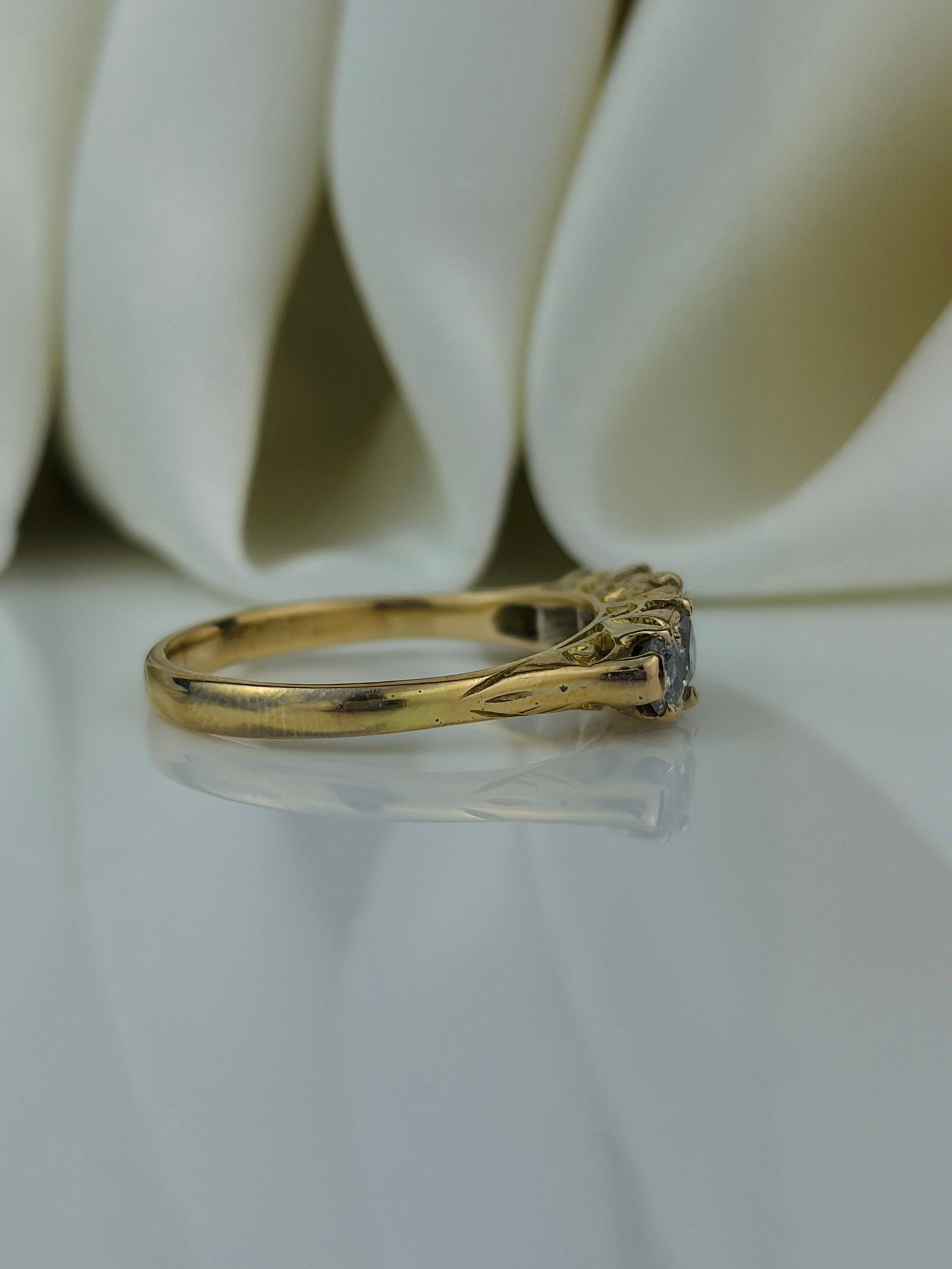 Chunky antique 18ct yellow gold 1.5ct diamond 5 stone ring with scroll gallery - 2