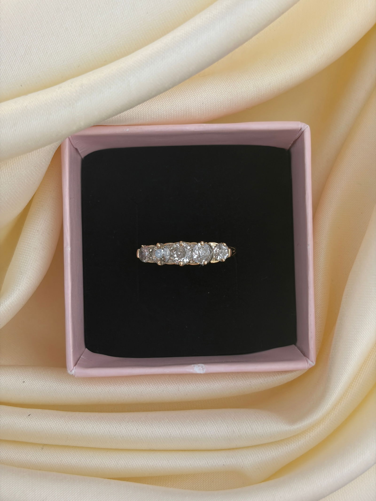 Chunky antique 18ct yellow gold 1.5ct diamond 5 stone ring with scroll gallery - 7